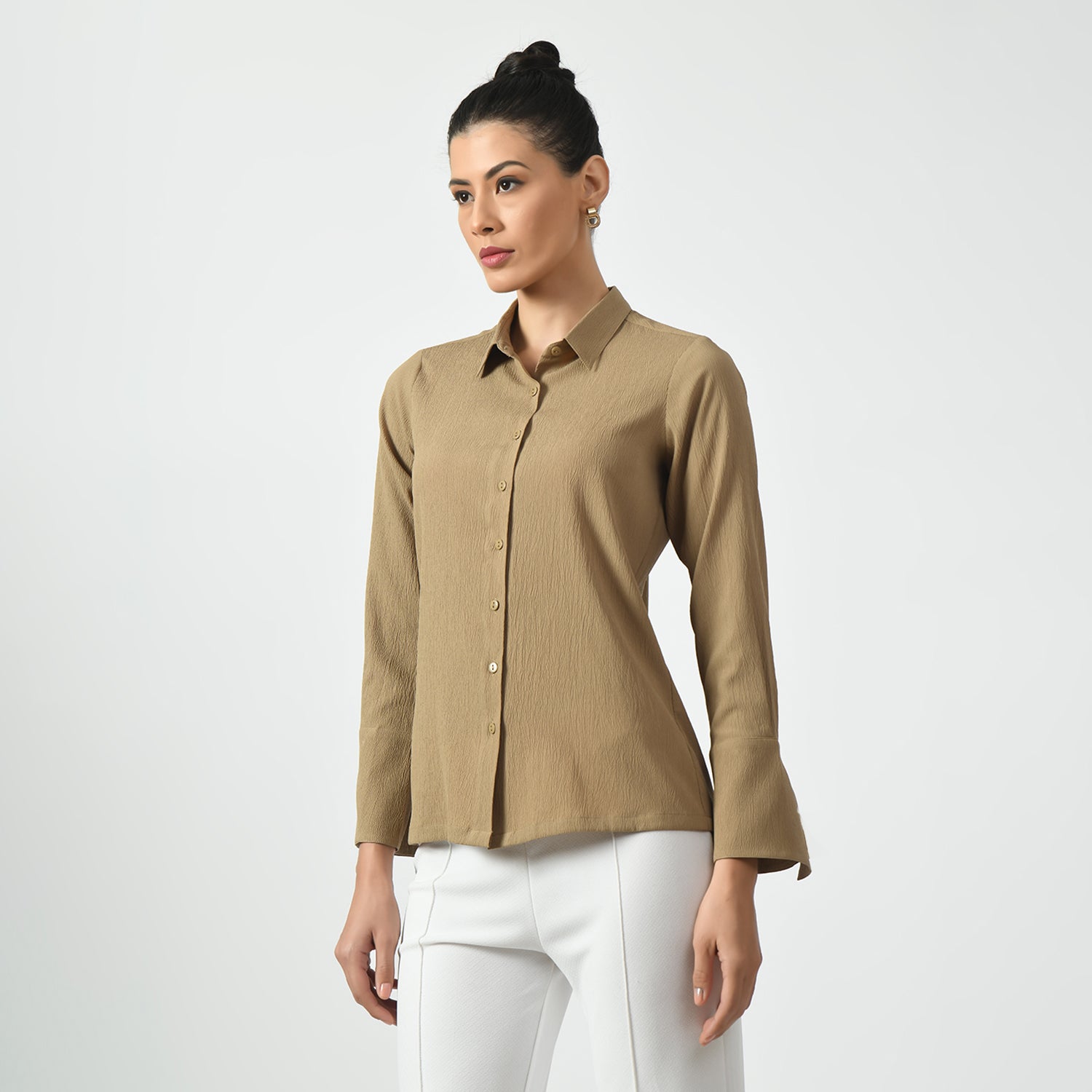 เสื้อเชิ้ตเนื้อผ้าสีเบจมีแขนซ้อน