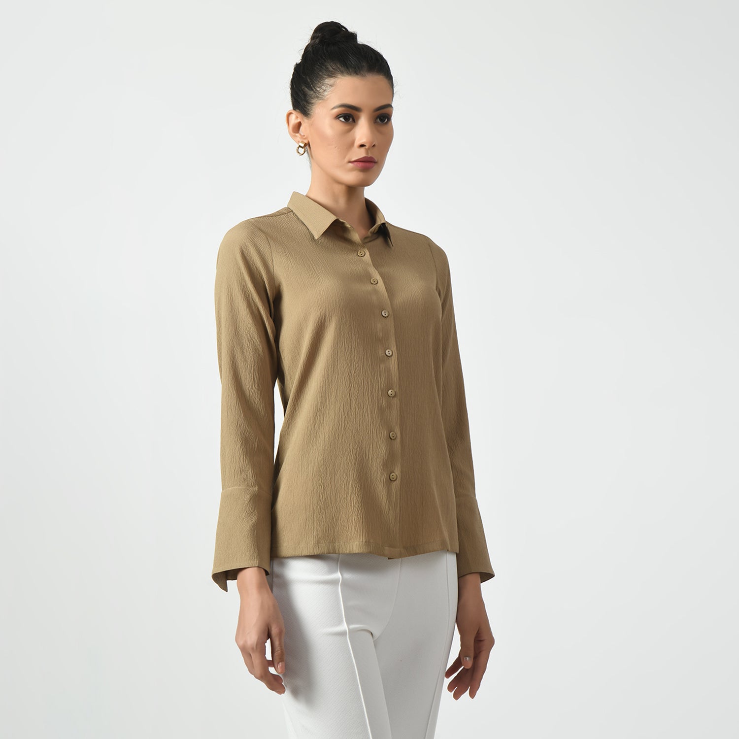 เสื้อเชิ้ตเนื้อผ้าสีเบจมีแขนซ้อน