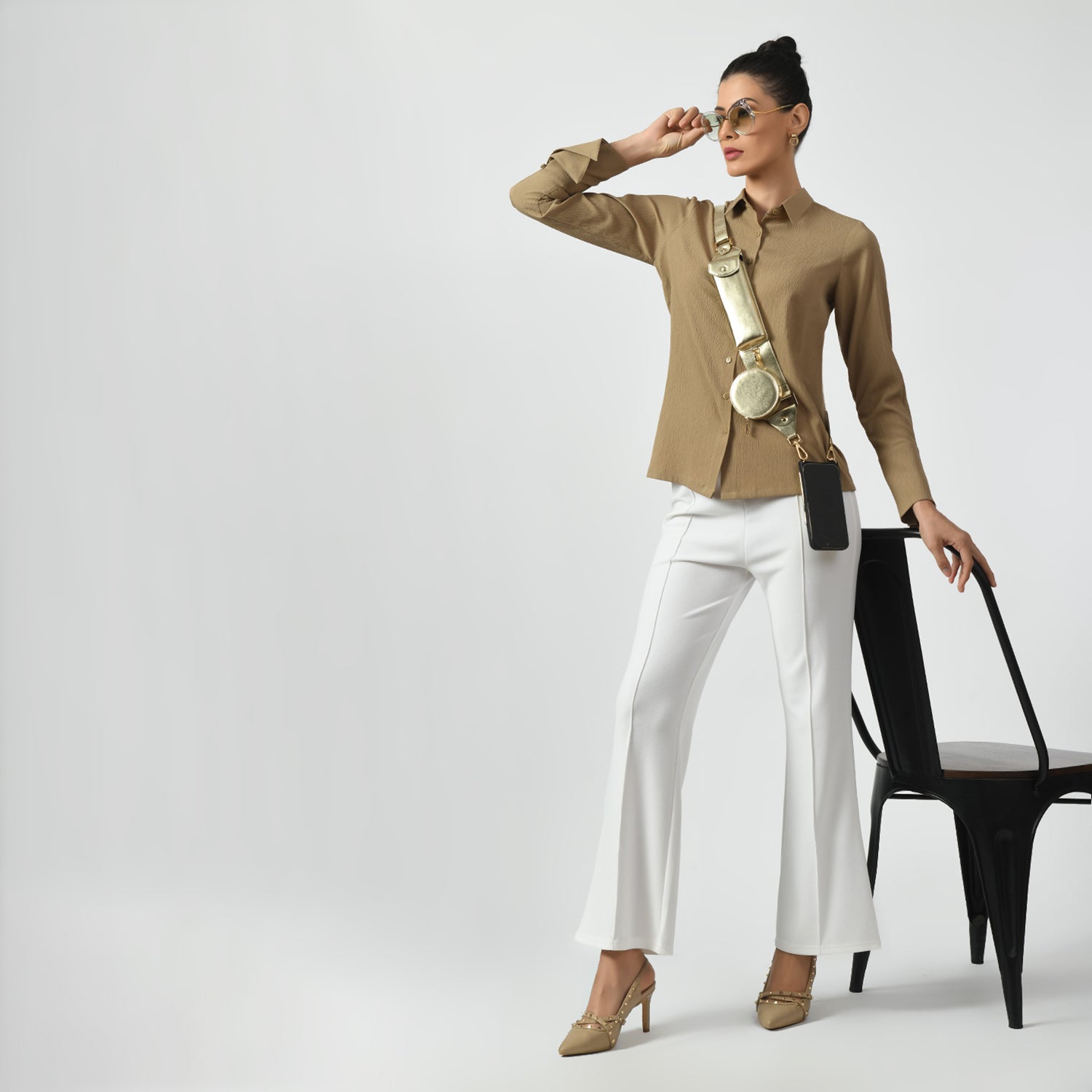 เสื้อเชิ้ตเนื้อผ้าสีเบจมีแขนซ้อน