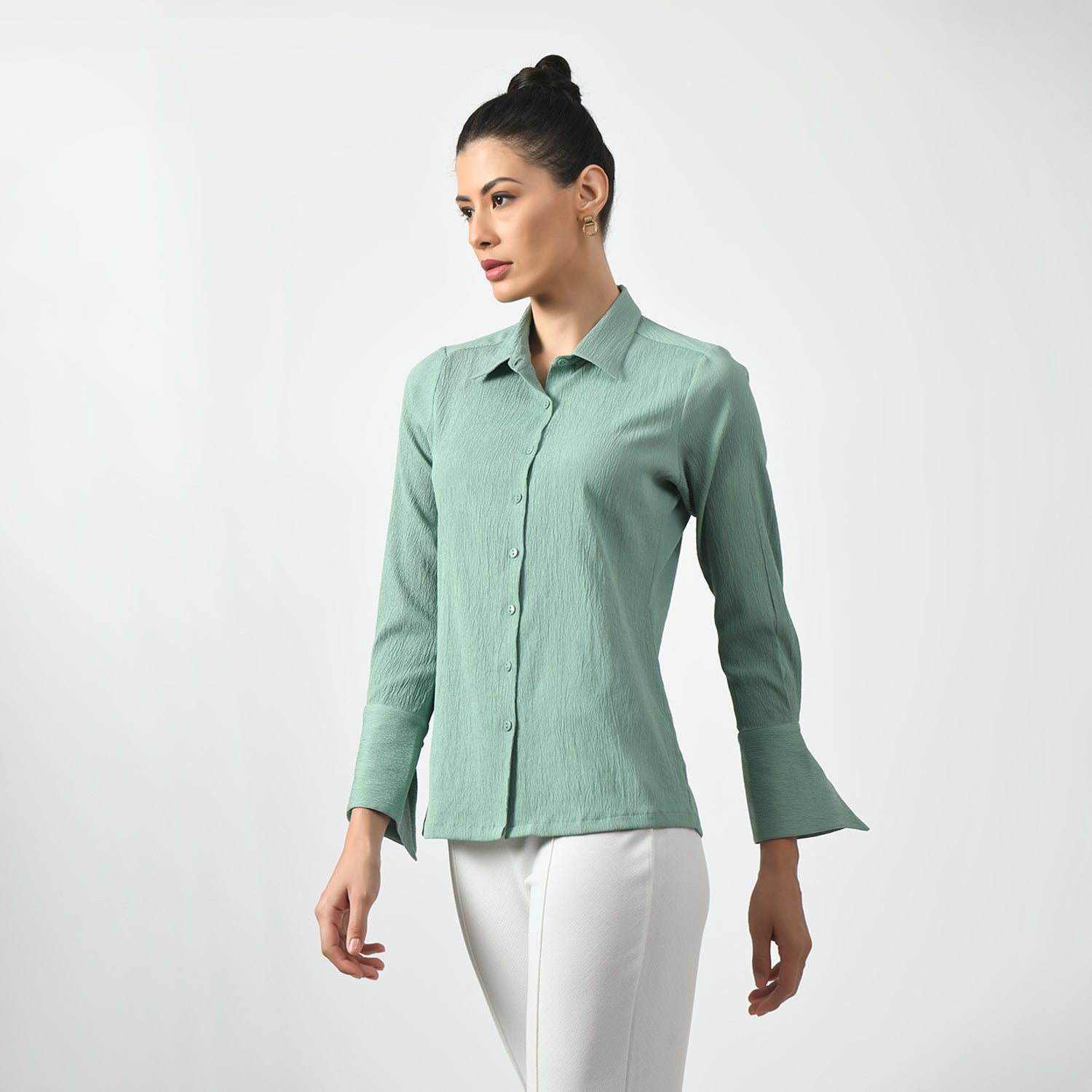 เสื้อเชิ้ตเนื้อผ้าสีเขียวอ่อนมีแขนซ้อน