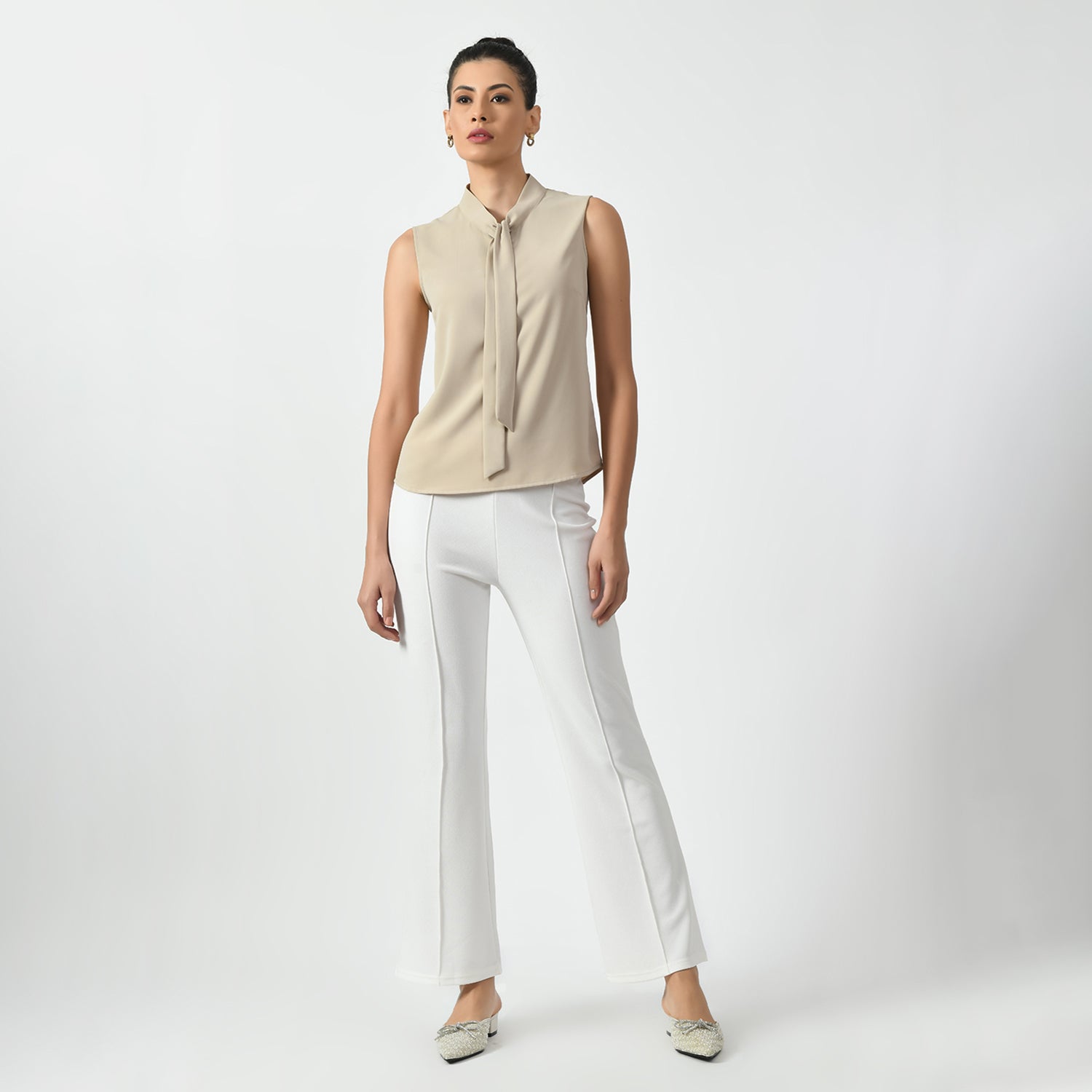 เสื้อแขนกุดสีเบจอ่อนพร้อมโบว์