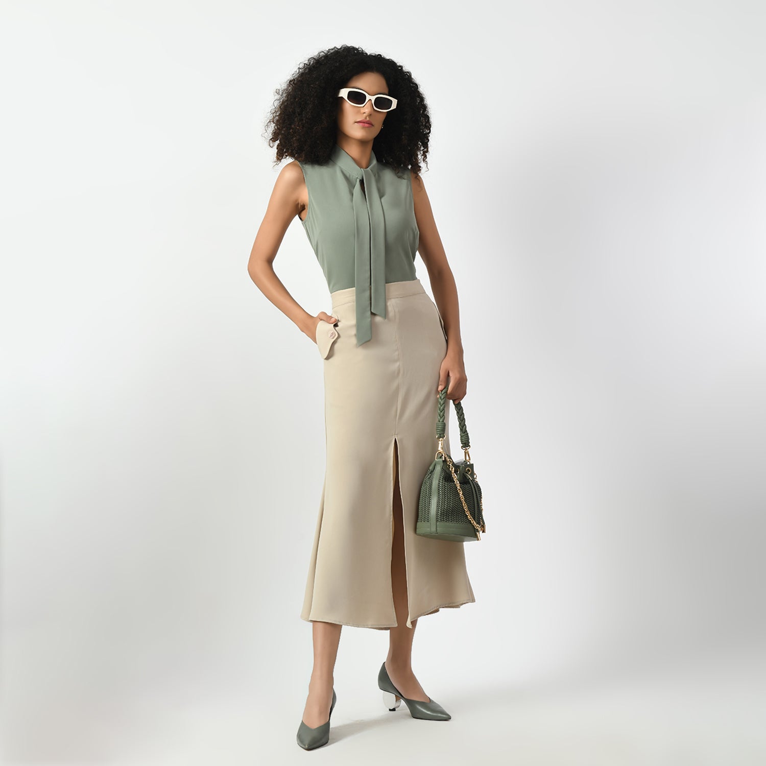 เสื้อแขนกุดสีเขียวฝุ่นพร้อมโบว์