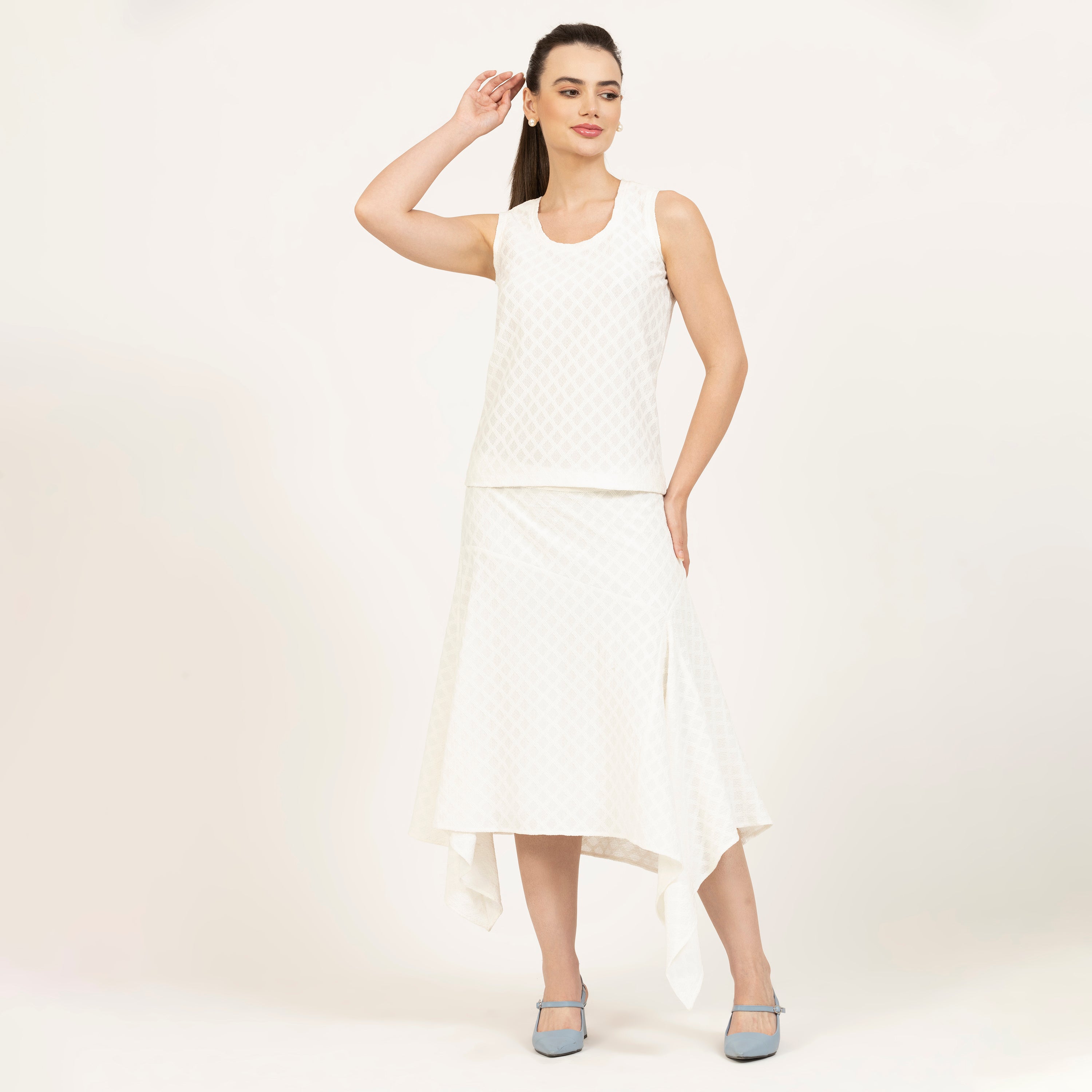 เสื้อท็อปลายเพชรสีครีมไม่มีแขน