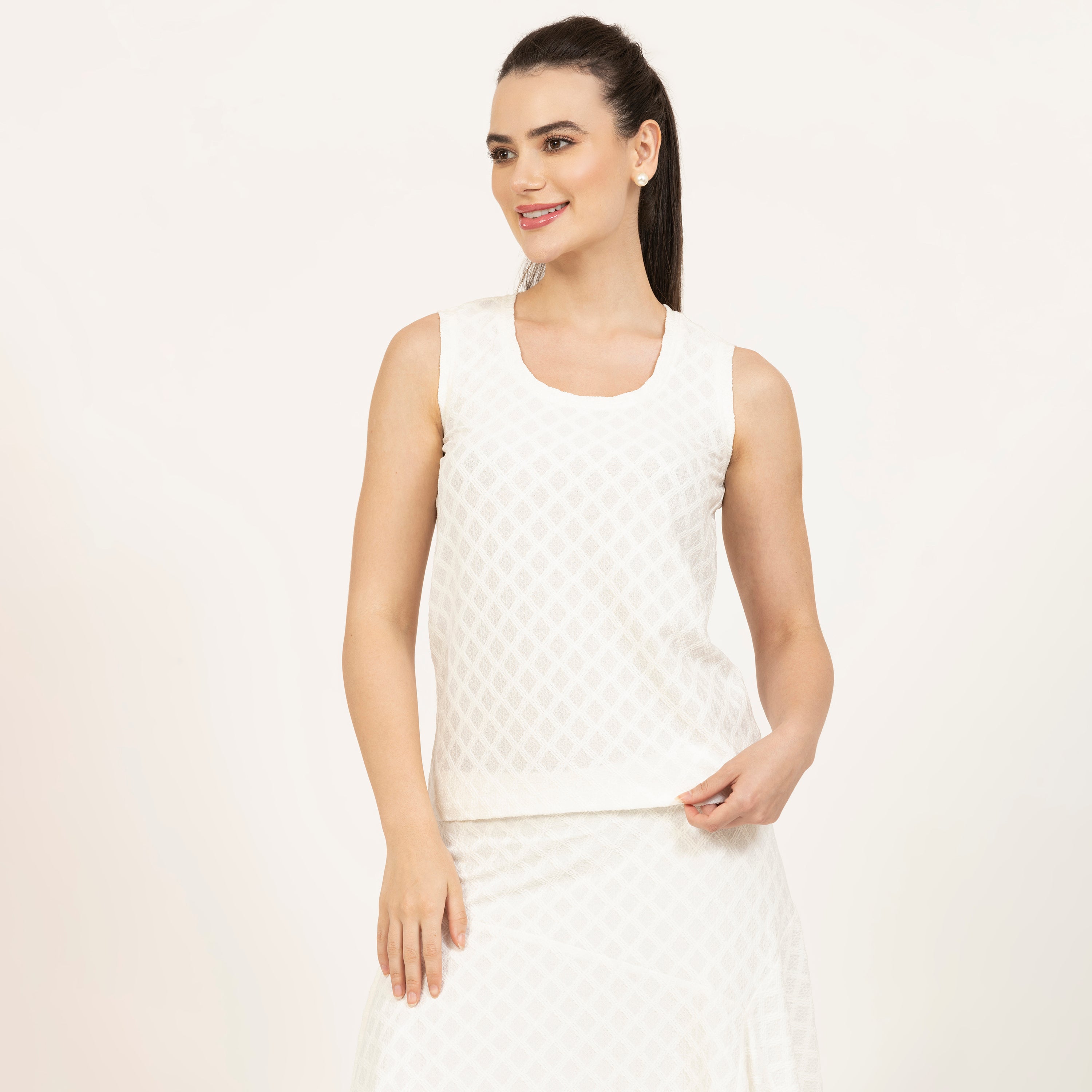 Off White Diamond Textured Without Sleeves Top