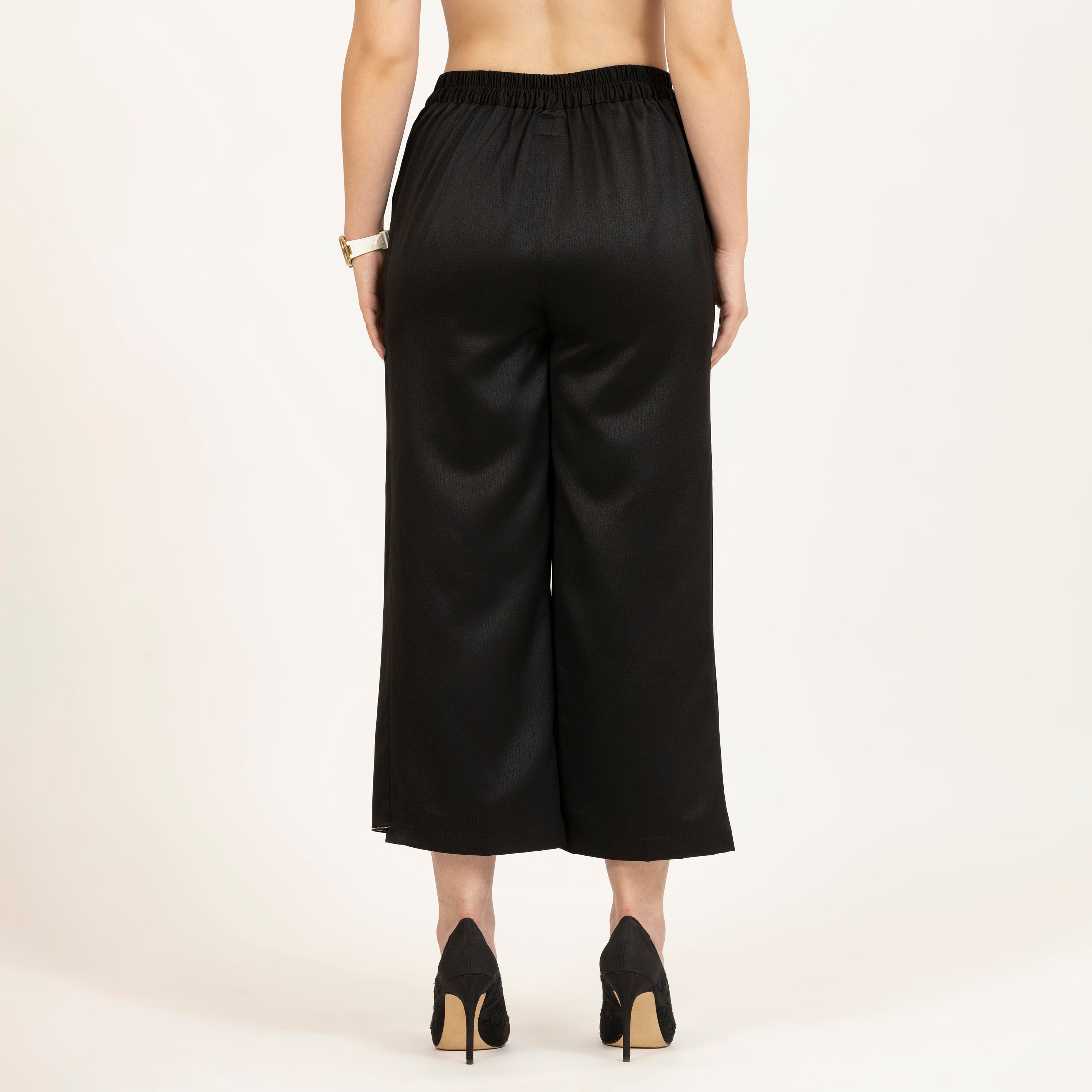 Plazzo Flap Satin Tekstur Hitam Dengan Jahitan Atas