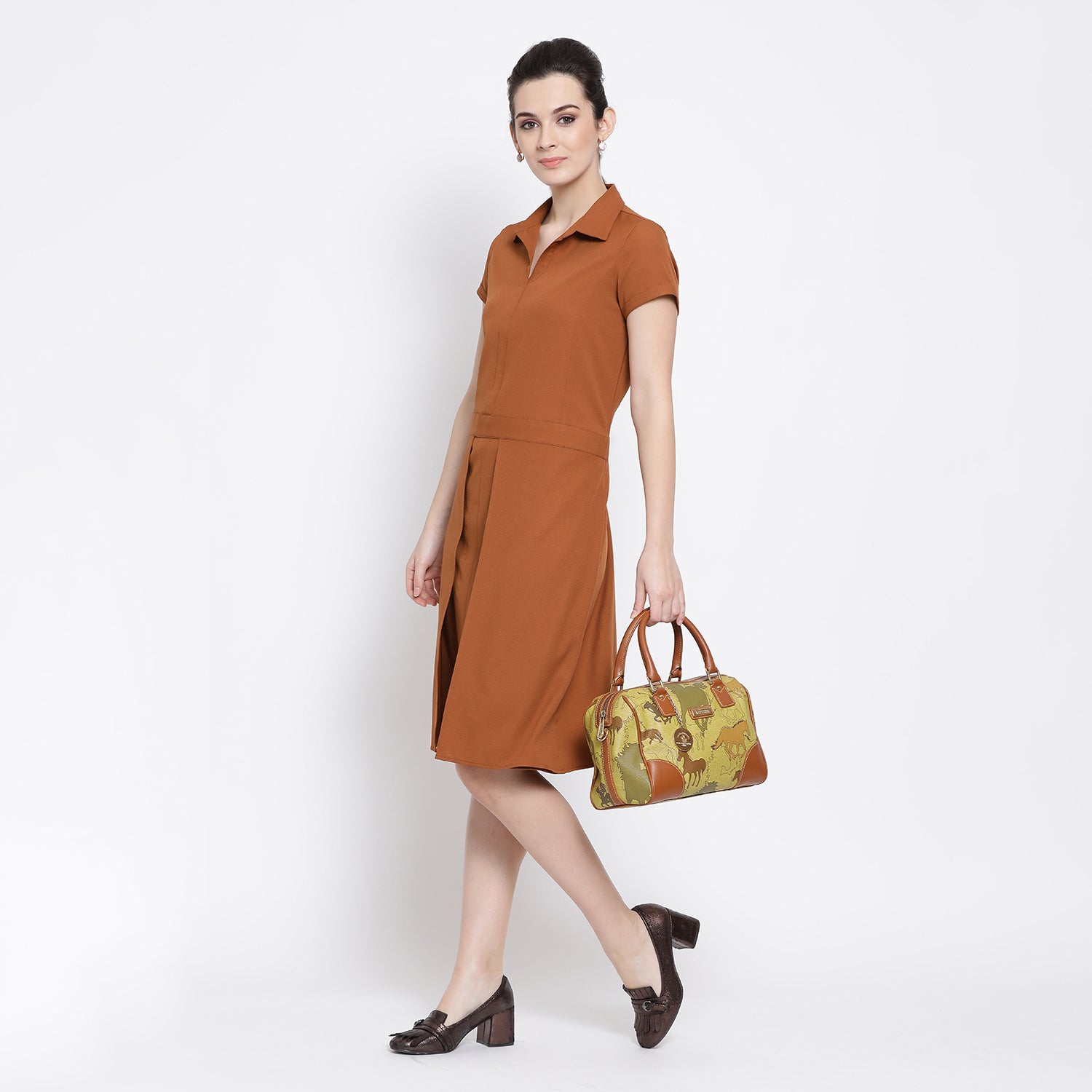 Pakaian Karat Dengan Kepak Di Pinggang