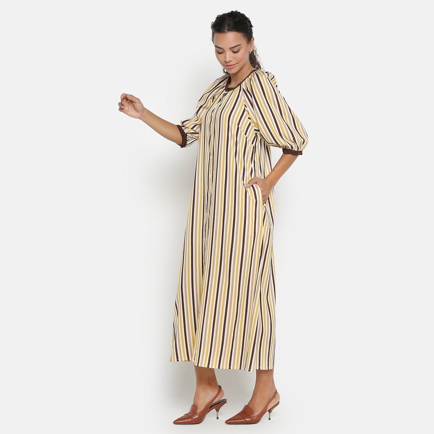 ชุดเดรสลายทางสีเหลืองและน้ำตาลแขนพอง