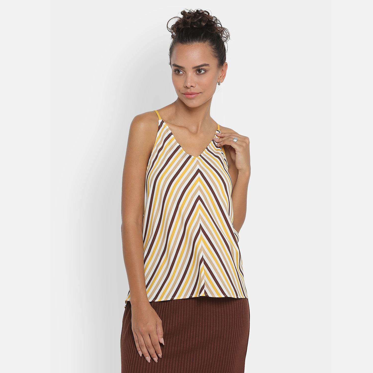 เสื้อสปาเก็ตตี้ลายทางสีเหลืองและน้ำตาล