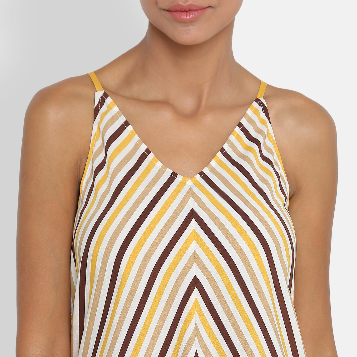 เสื้อสปาเก็ตตี้ลายทางสีเหลืองและน้ำตาล