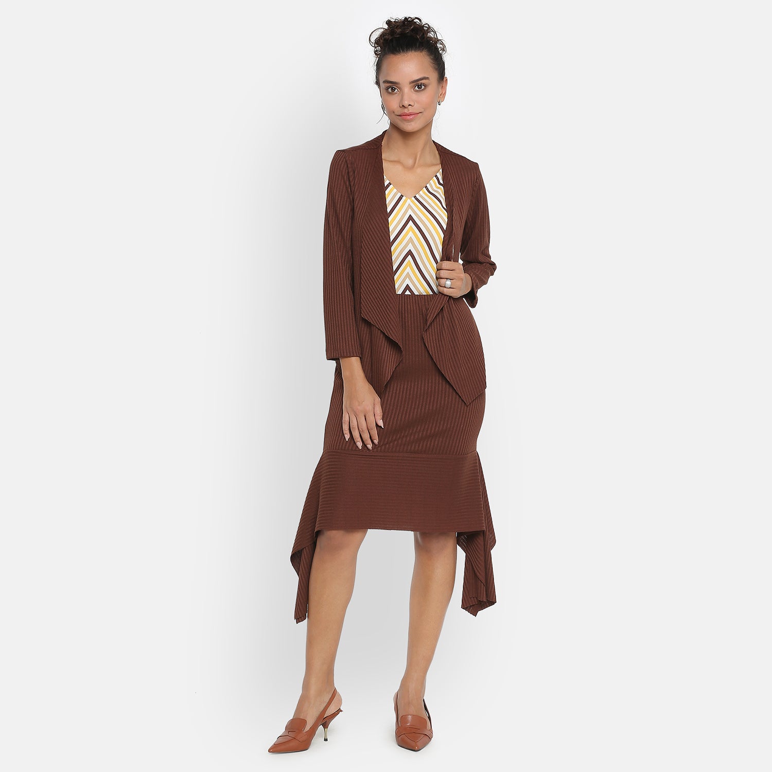 เสื้อสปาเก็ตตี้ลายทางสีเหลืองและน้ำตาล