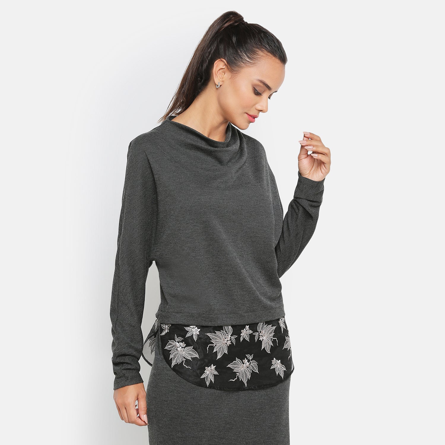 เสื้อสีเทาเข้มพร้อมงานปักออร์แกนซ่า