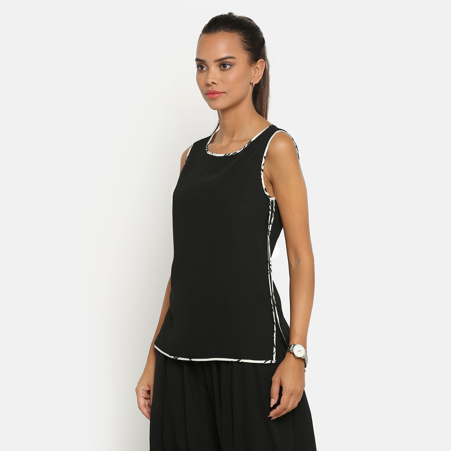 เสื้อแขนกุดสีดำมีท่อตัดกัน