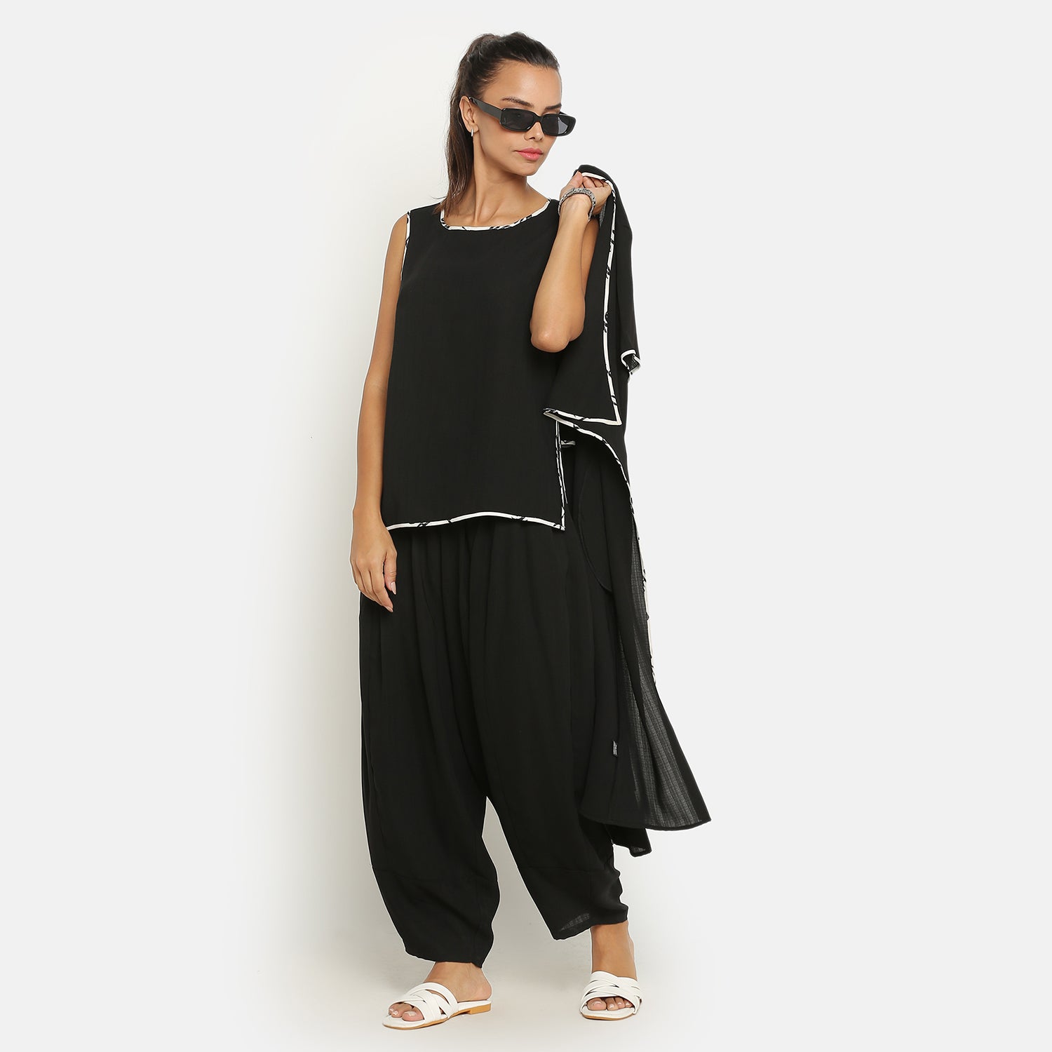 เสื้อแขนกุดสีดำมีท่อตัดกัน