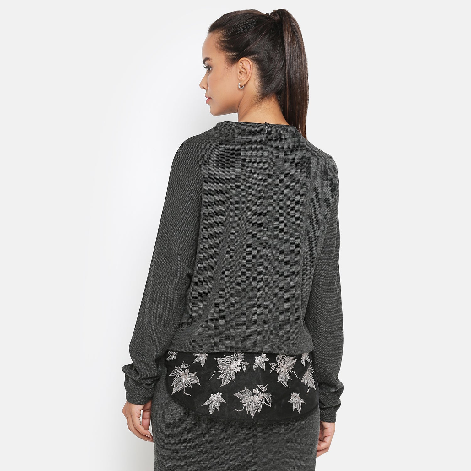 เสื้อสีเทาเข้มพร้อมงานปักออร์แกนซ่า