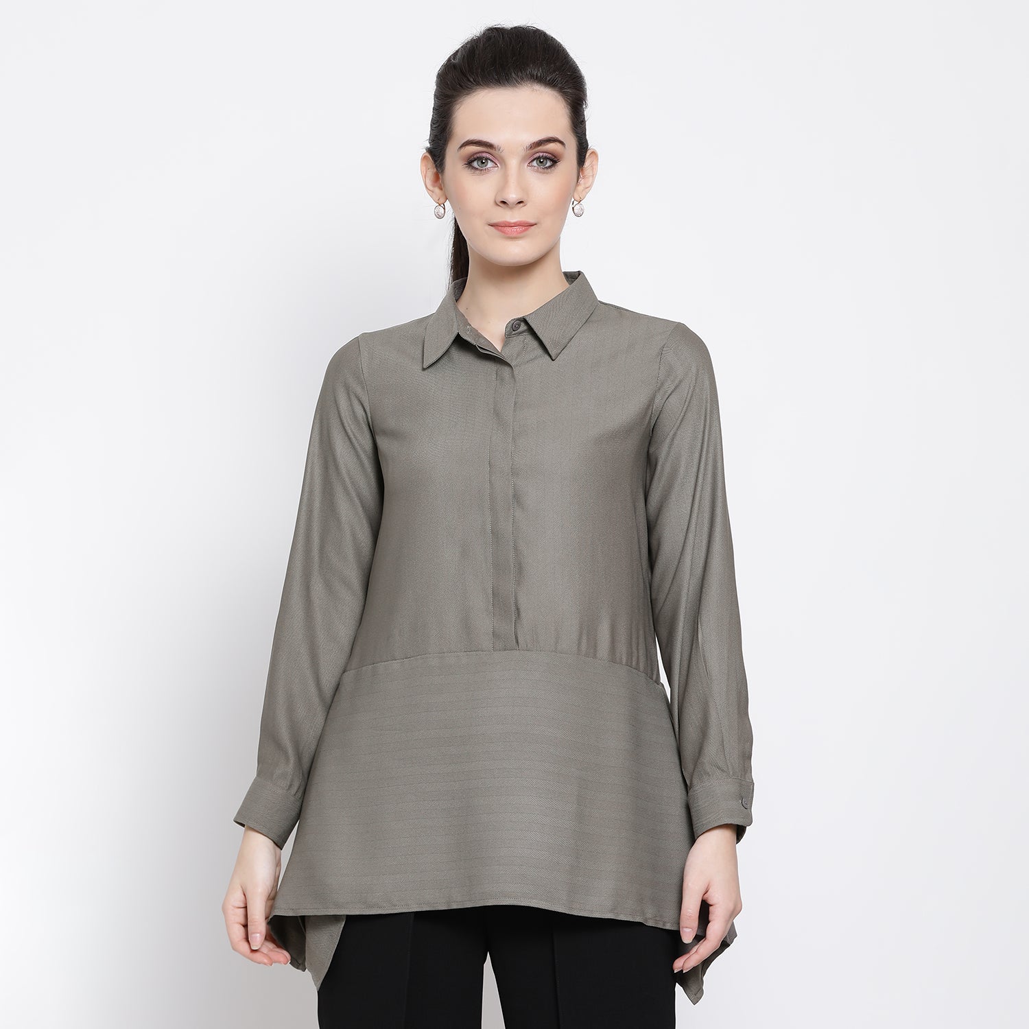 Kemeja Kelabu Dengan Labuh Segi Empat