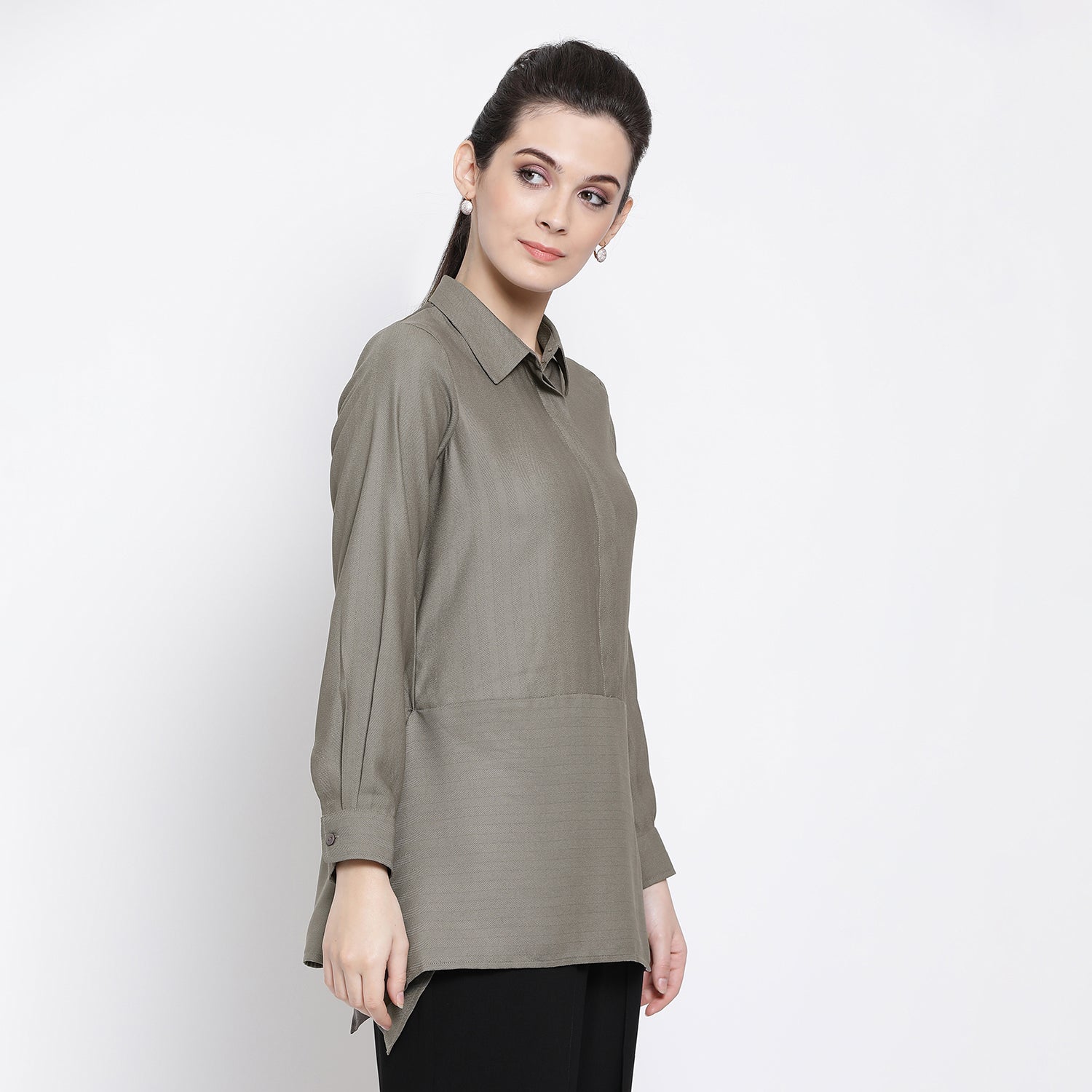 Kemeja Kelabu Dengan Labuh Segi Empat