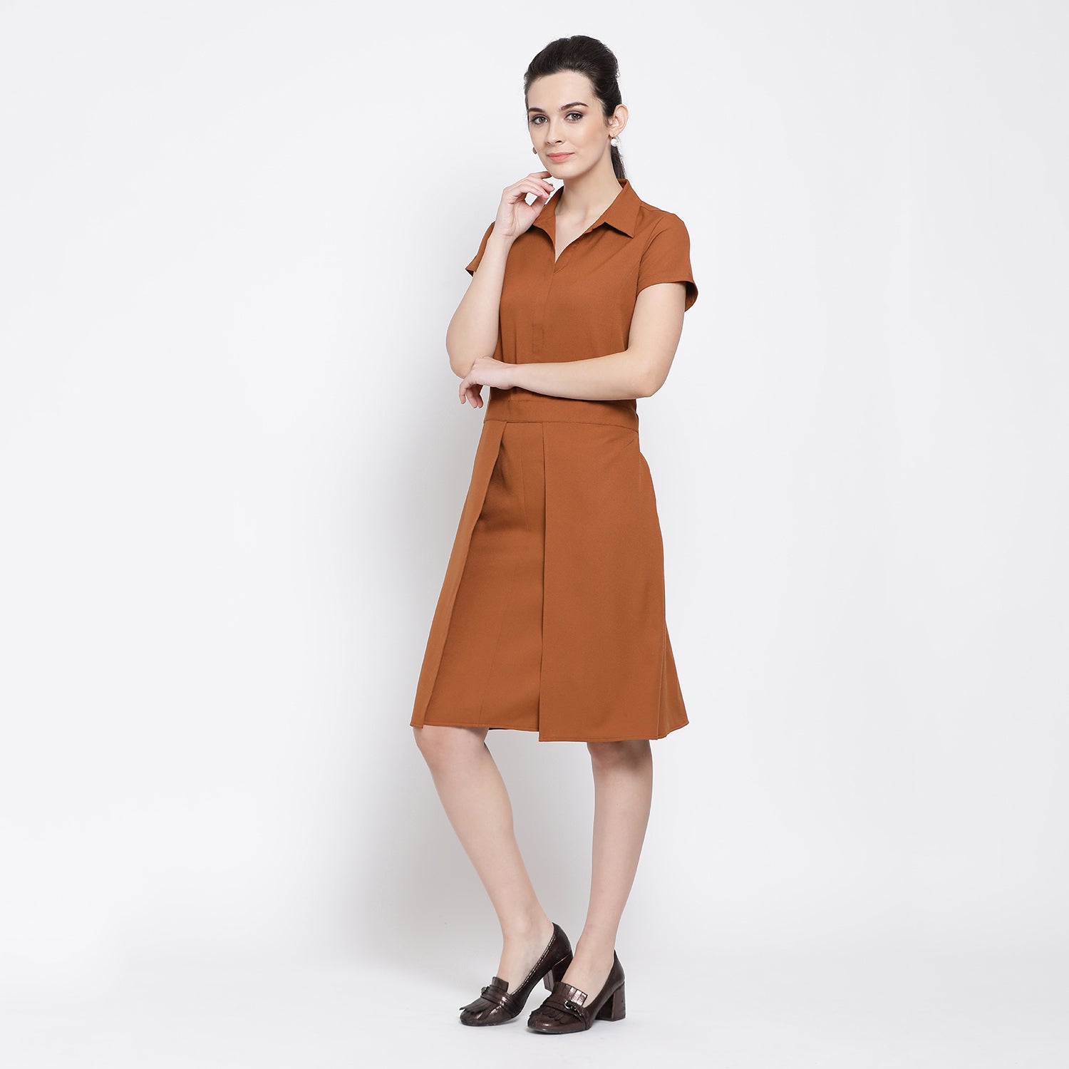 Pakaian Karat Dengan Kepak Di Pinggang