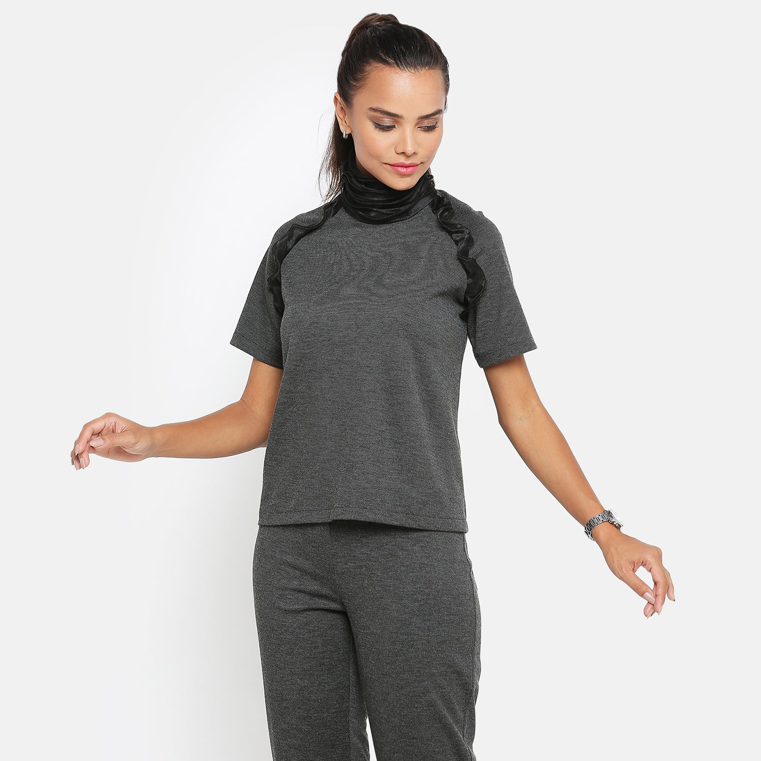 เสื้อคลุมสีเทาเข้มพร้อมระบายผ้าออร์แกนซ่า