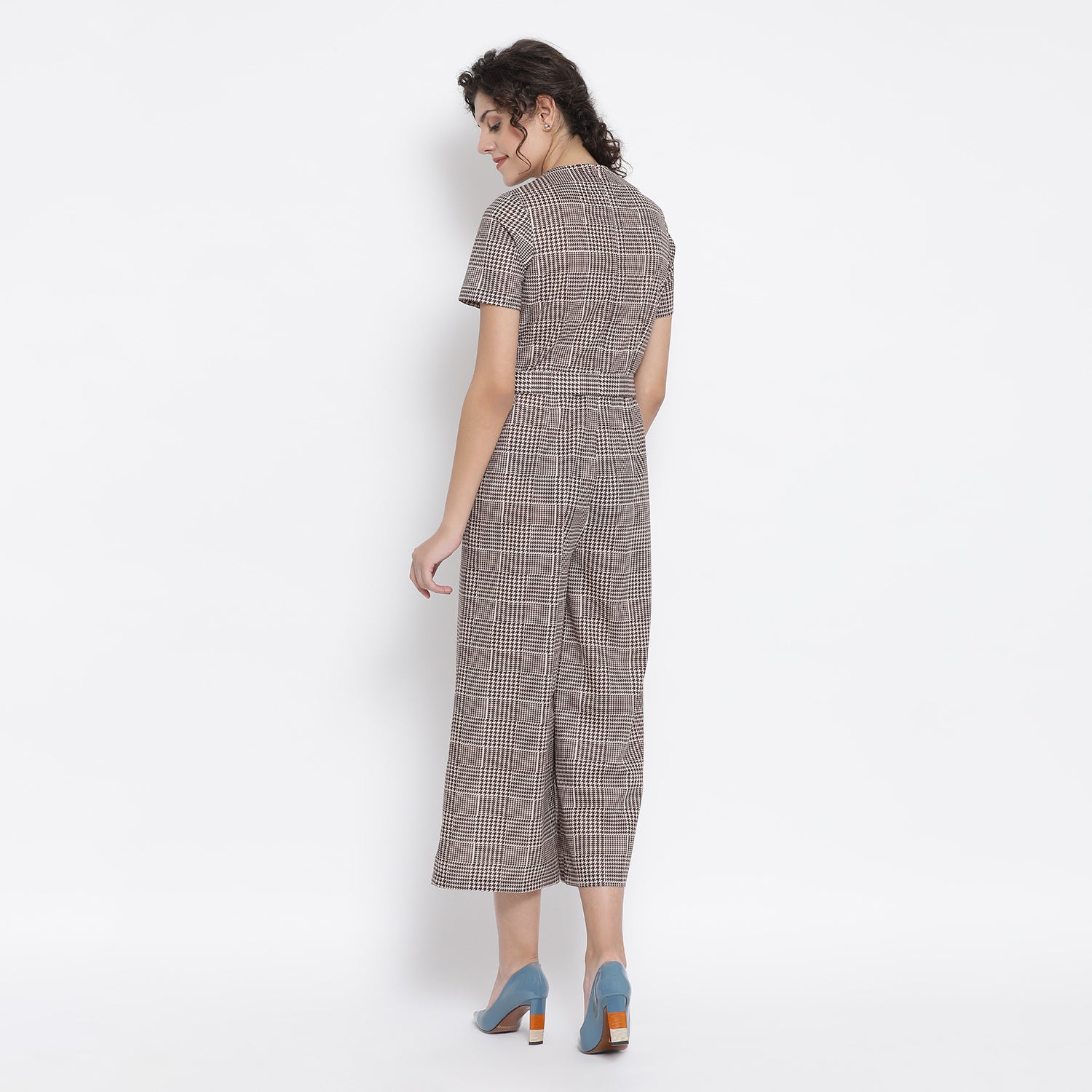 จั๊มสูทลายตารางสีน้ำตาลพร้อมโบว์เข็มขัด