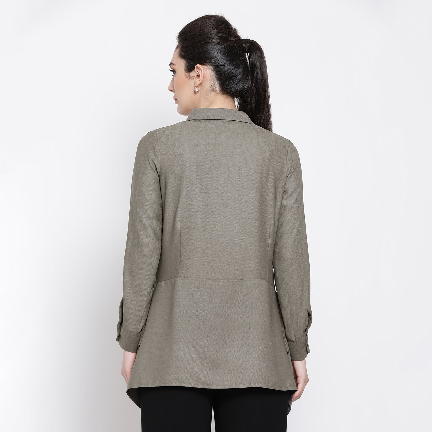 Kemeja Kelabu Dengan Labuh Segi Empat