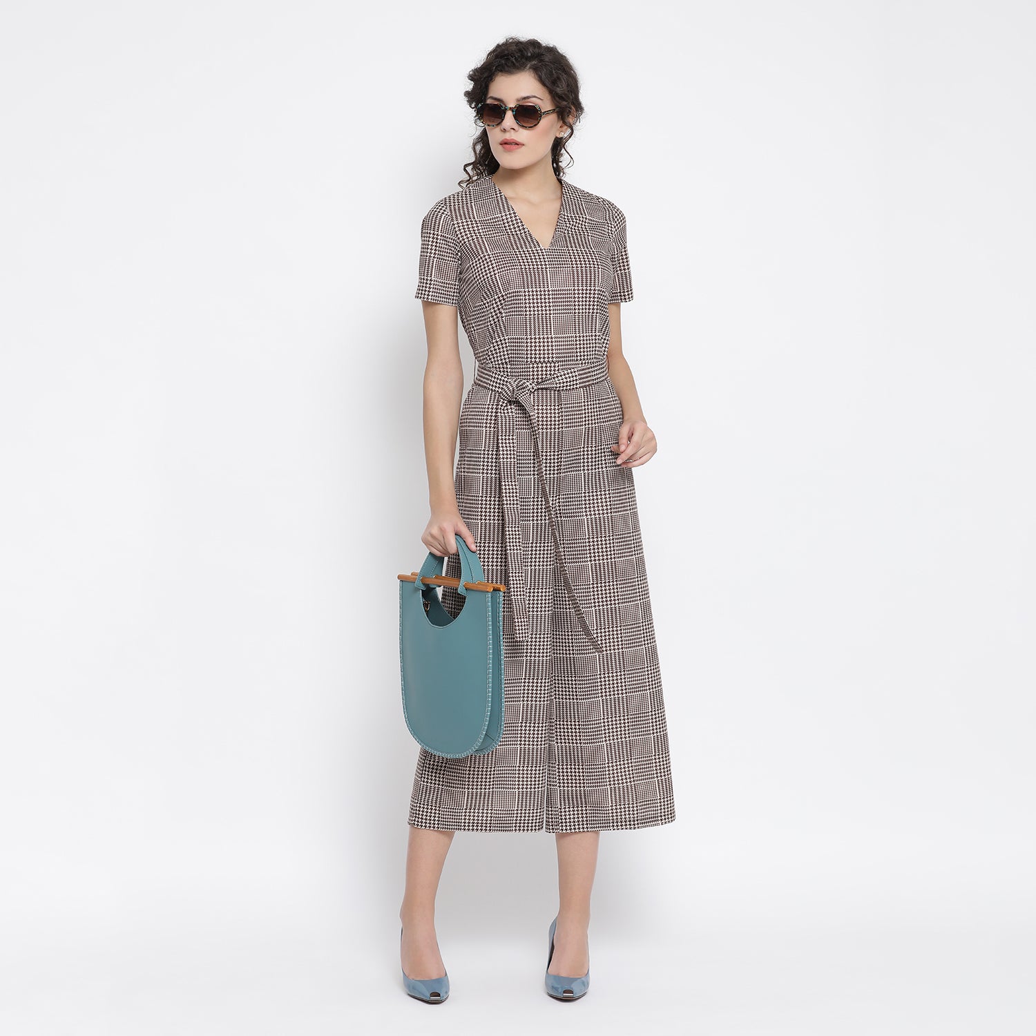 จั๊มสูทลายตารางสีน้ำตาลพร้อมโบว์เข็มขัด