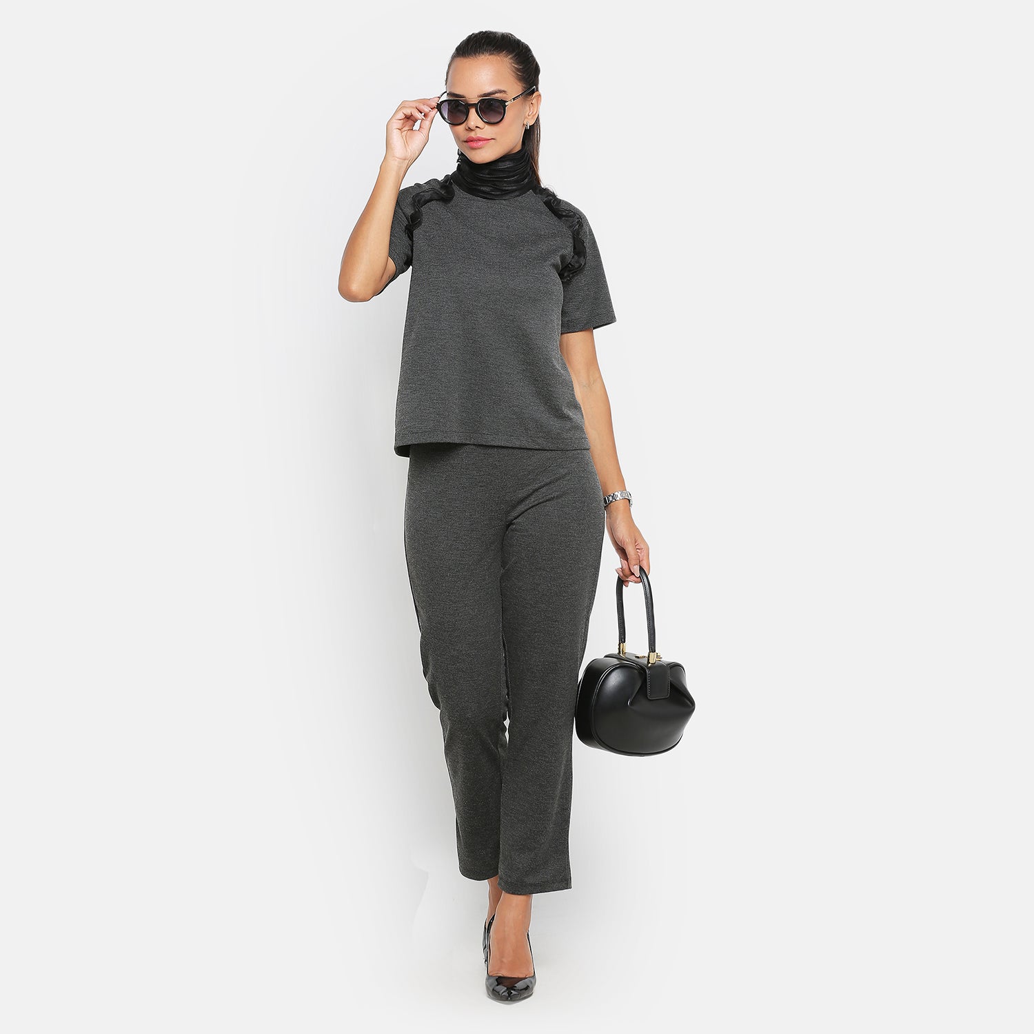 เสื้อคลุมสีเทาเข้มพร้อมระบายผ้าออร์แกนซ่า