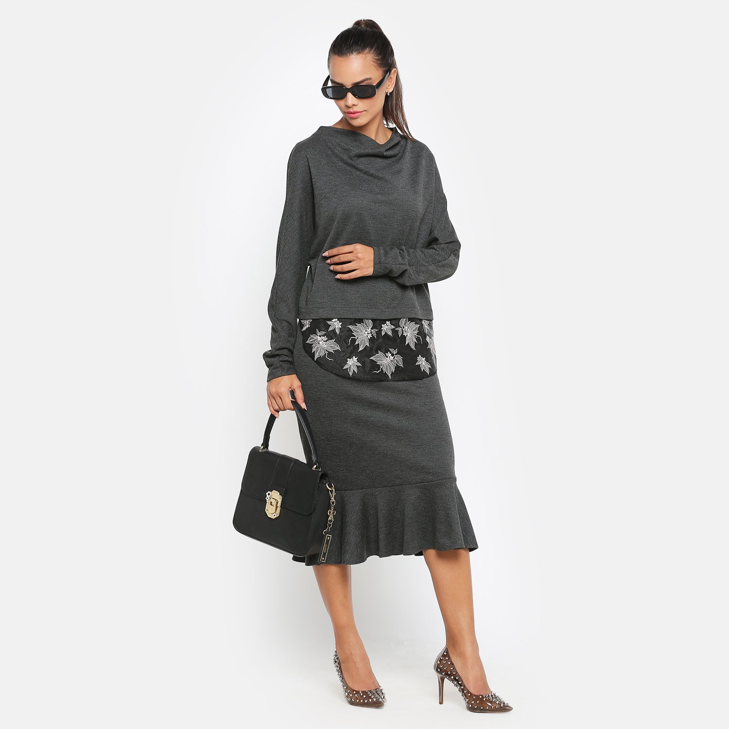 เสื้อสีเทาเข้มพร้อมงานปักออร์แกนซ่า