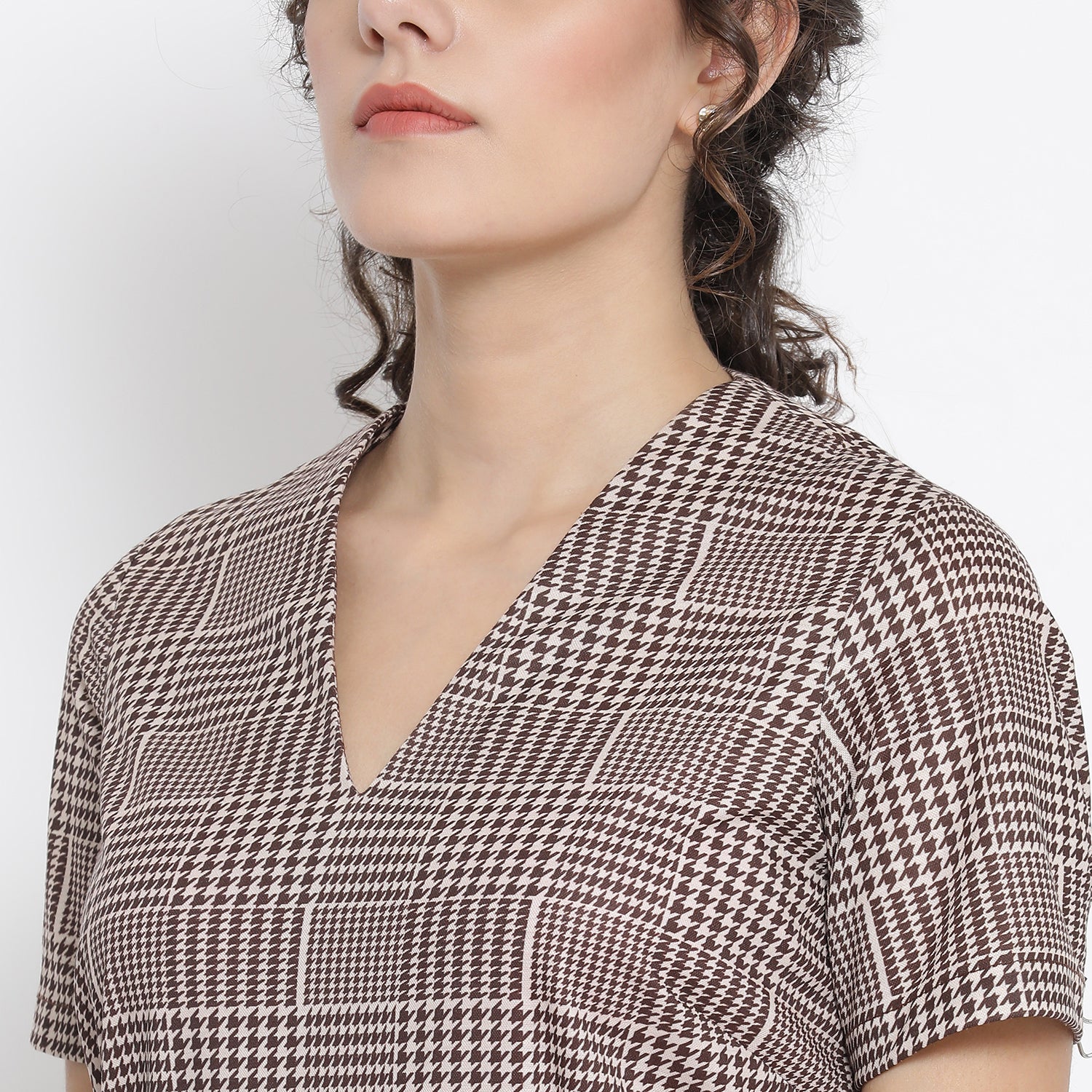 จั๊มสูทลายตารางสีน้ำตาลพร้อมโบว์เข็มขัด