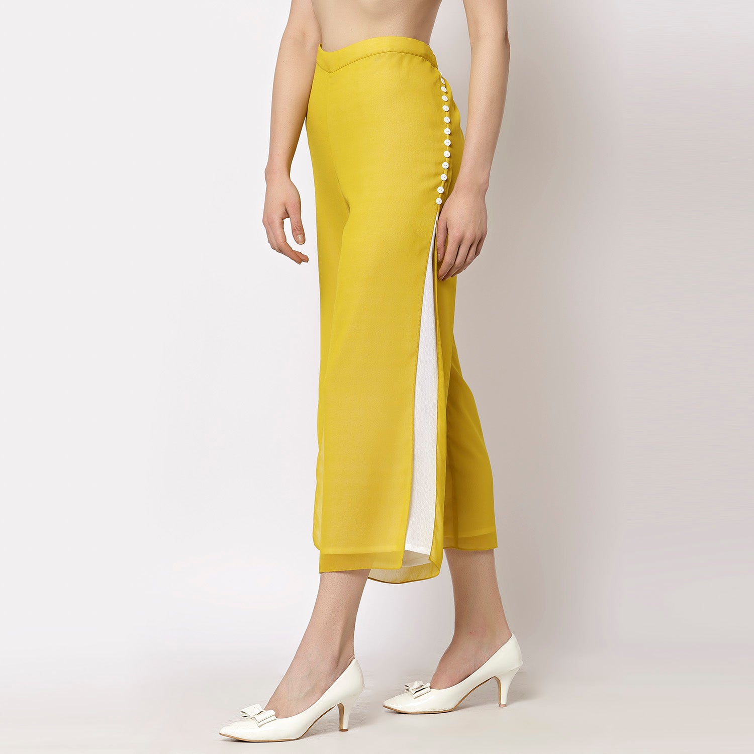 พลาสโซจอร์เจ็ตสีเหลืองขาวเครปพร้อมช่องเปิด