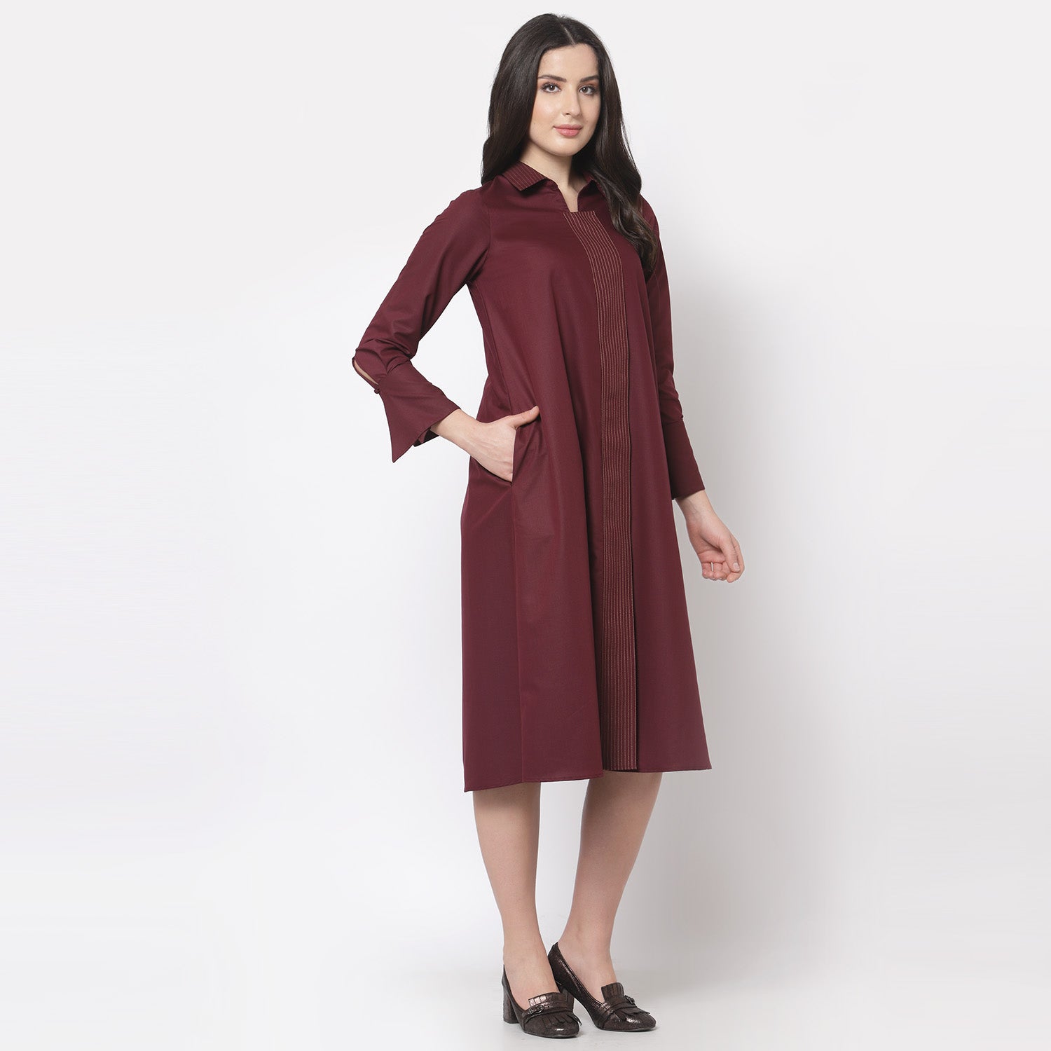 Pakaian Maroon Dengan Quilting pada Flap & Collar