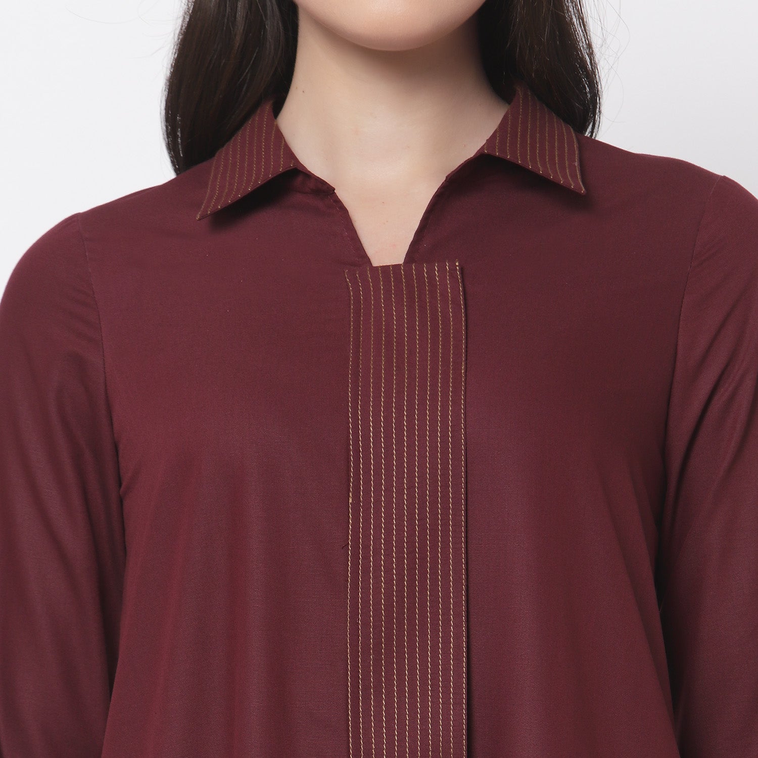 Pakaian Maroon Dengan Quilting pada Flap & Collar