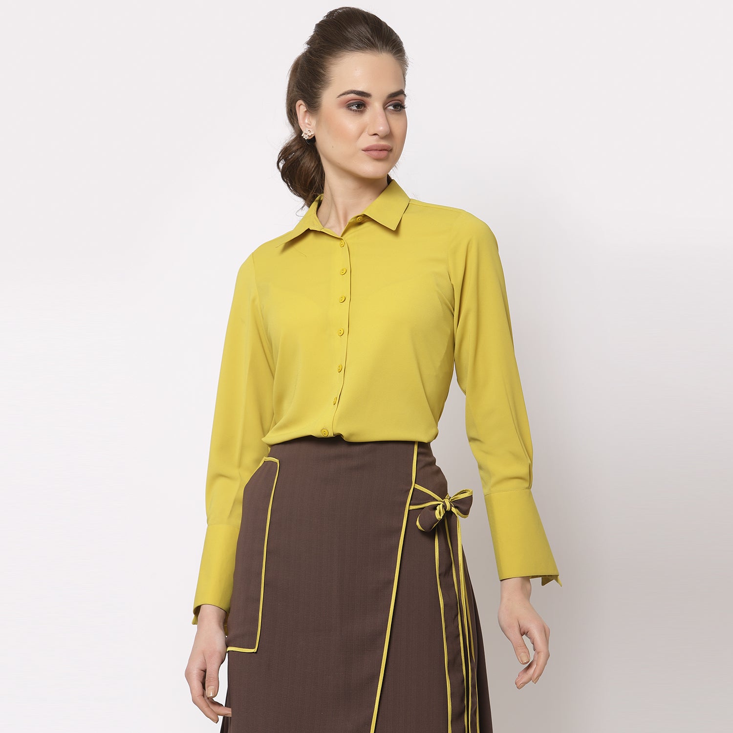 เสื้อเชิ้ตสีเหลืองแขนซ้อน