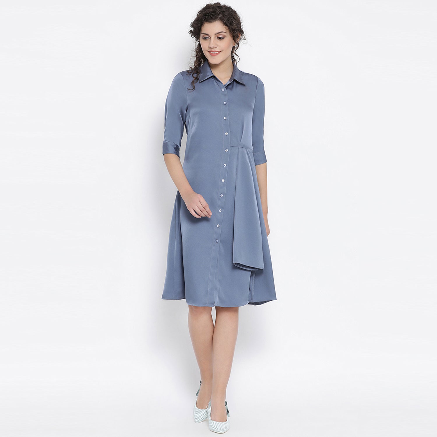 ชุดเดรสผ้าซาตินสีน้ำเงินอมเขียวพร้อมดอกไม้สีเทา