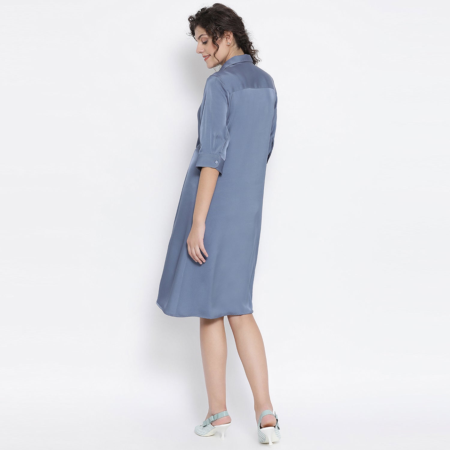 ชุดเดรสผ้าซาตินสีน้ำเงินอมเขียวพร้อมดอกไม้สีเทา