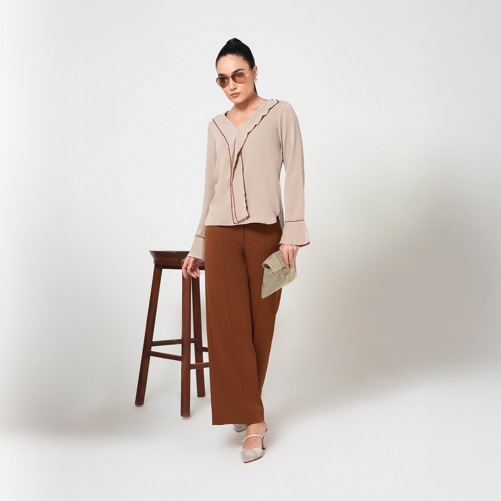 ผ้าซารีป่านสีเบจพร้อมไข่มุก