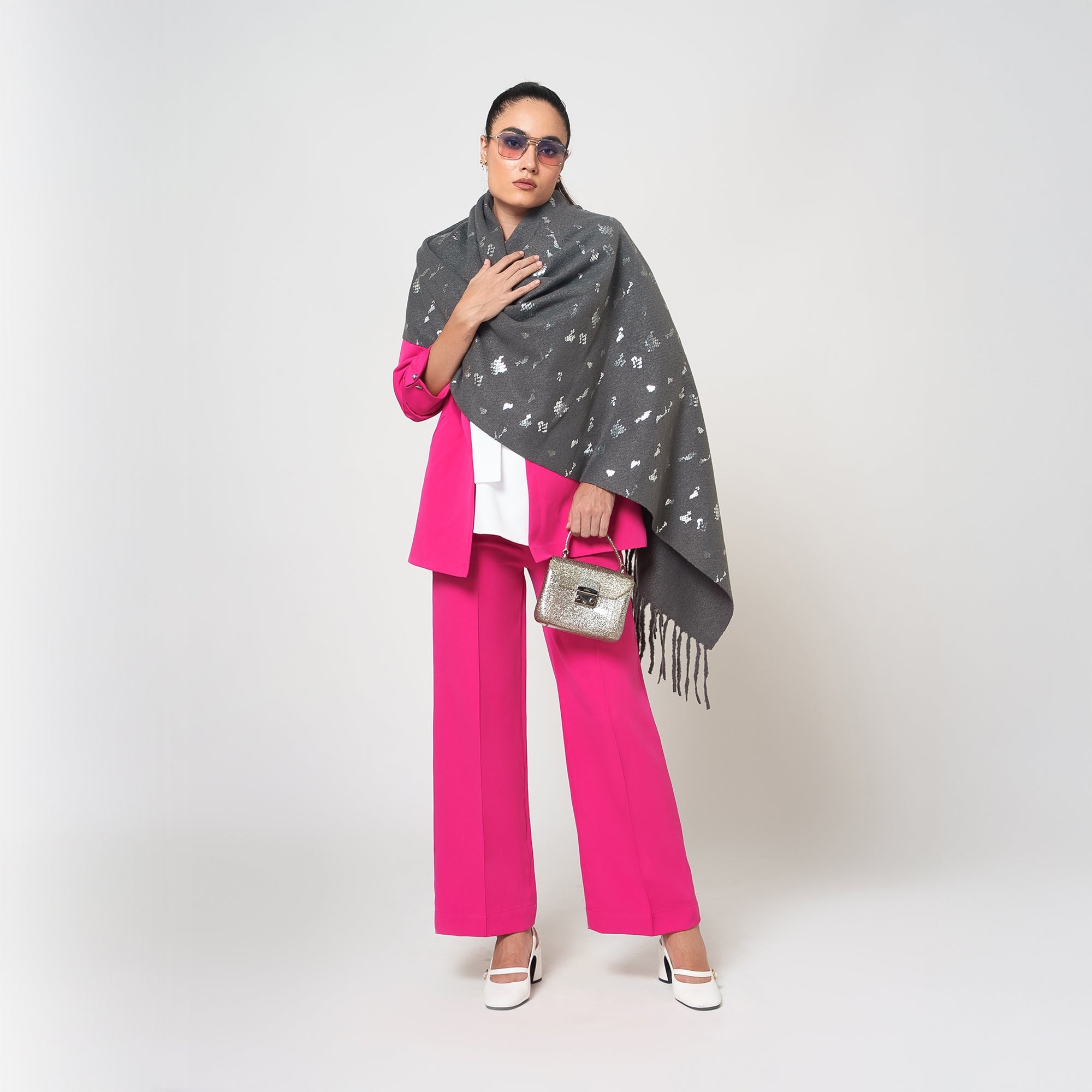 ผ้าซารีป่านสีเบจพร้อมไข่มุก