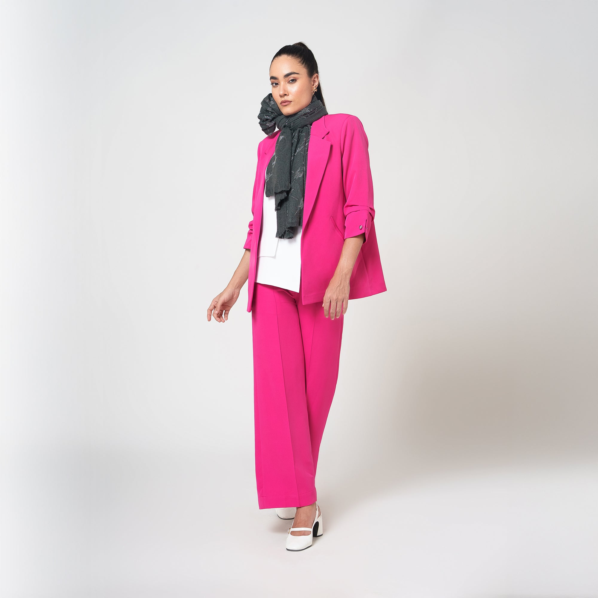 ผ้าซารีป่านสีเบจพร้อมไข่มุก