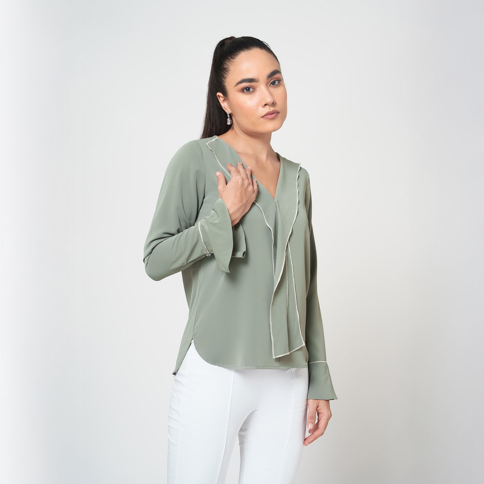 ผ้าซารีป่านสีเบจพร้อมไข่มุก