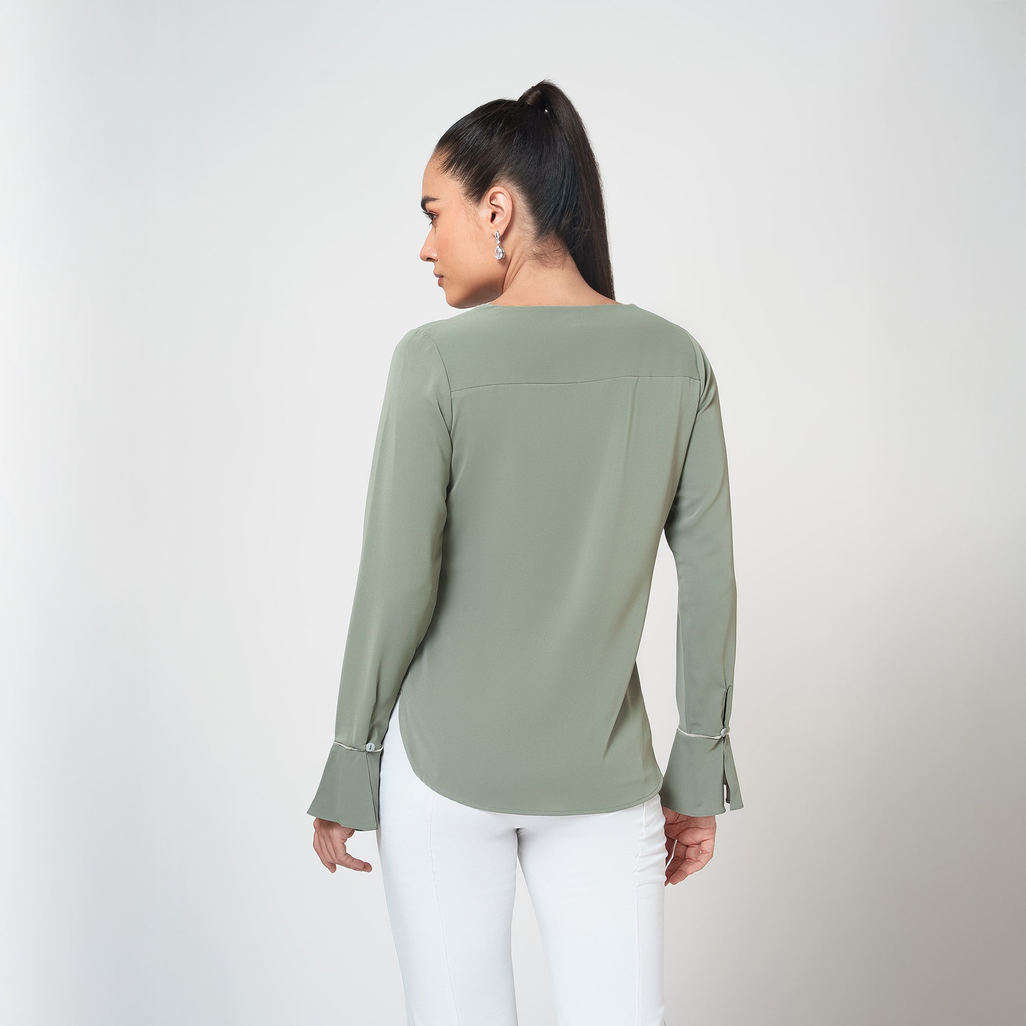 ผ้าซารีป่านสีเบจพร้อมไข่มุก