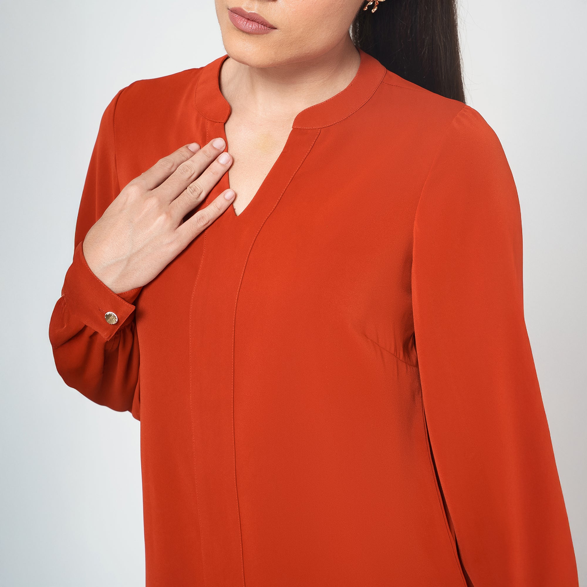 ผ้าซารีป่านสีเบจพร้อมไข่มุก