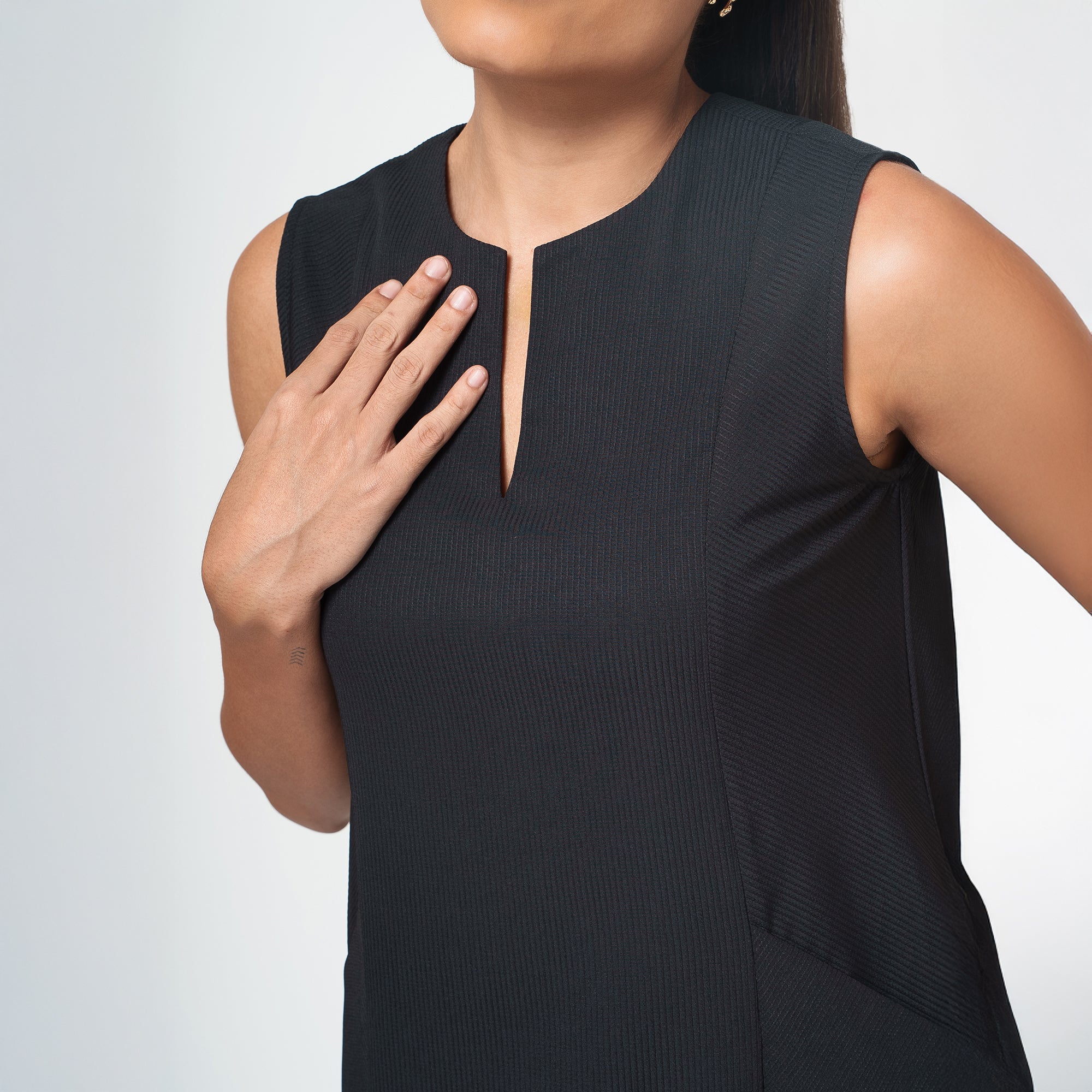 ผ้าซารีป่านสีเบจพร้อมไข่มุก