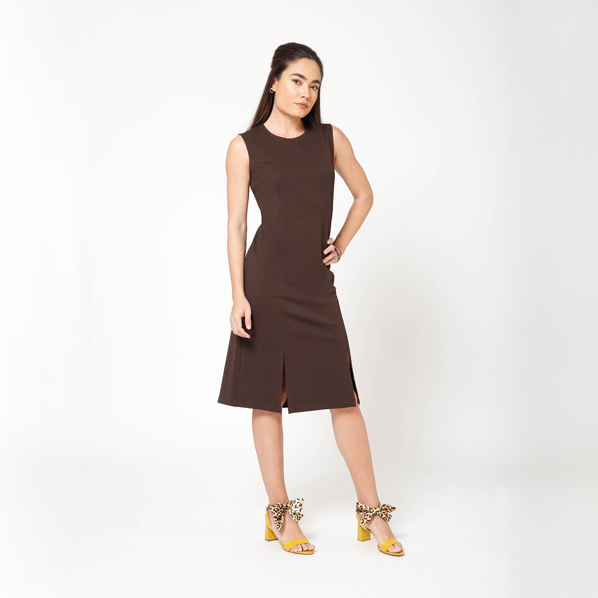 ผ้าซารีป่านสีเบจพร้อมไข่มุก