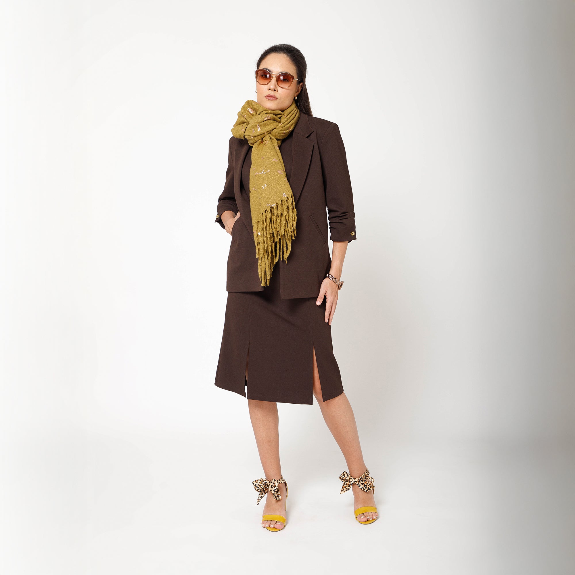 ผ้าซารีป่านสีเบจพร้อมไข่มุก