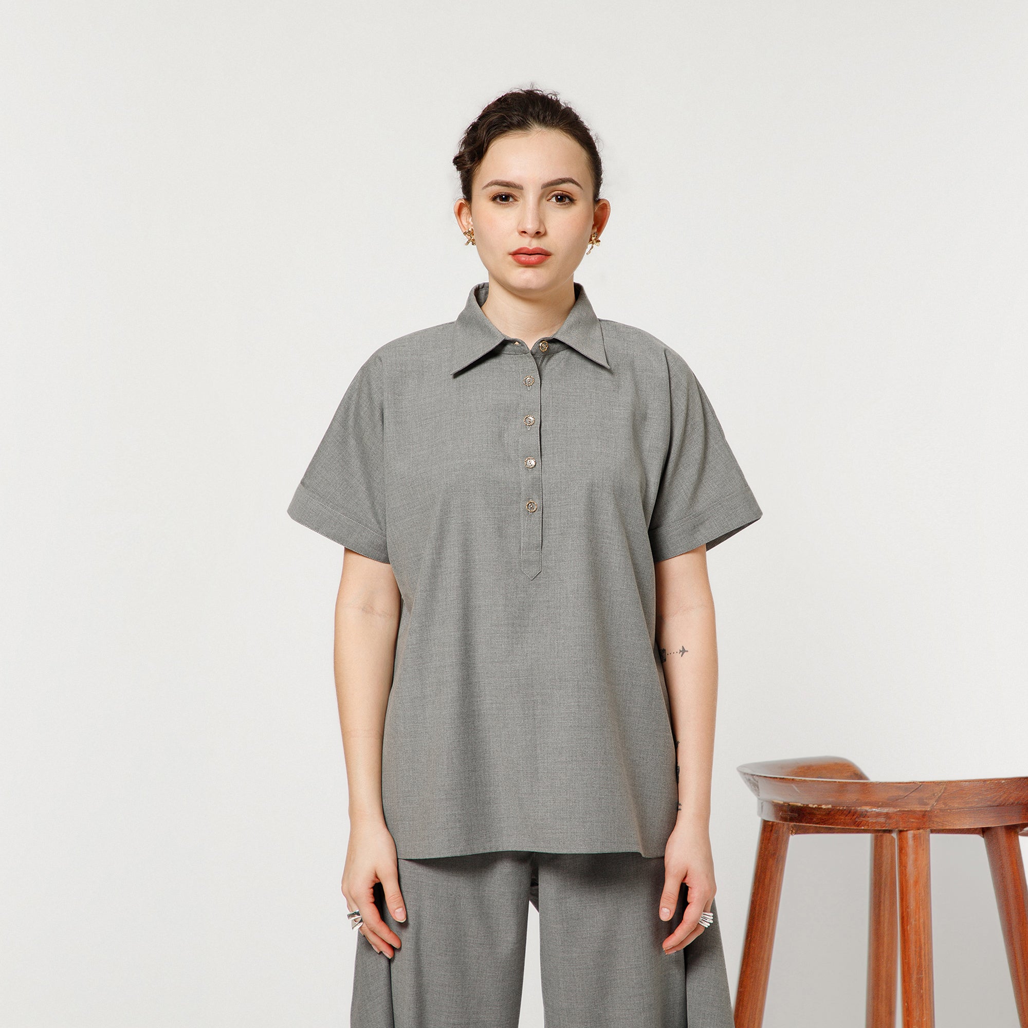 Light Grey Top With Short Sleeves