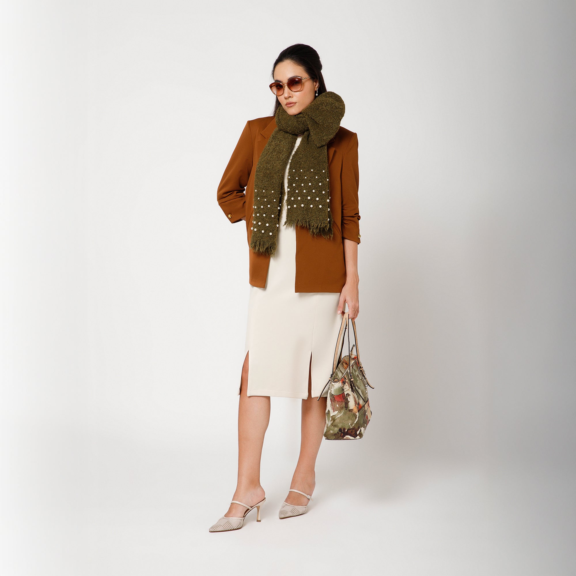 ผ้าซารีป่านสีเบจพร้อมไข่มุก