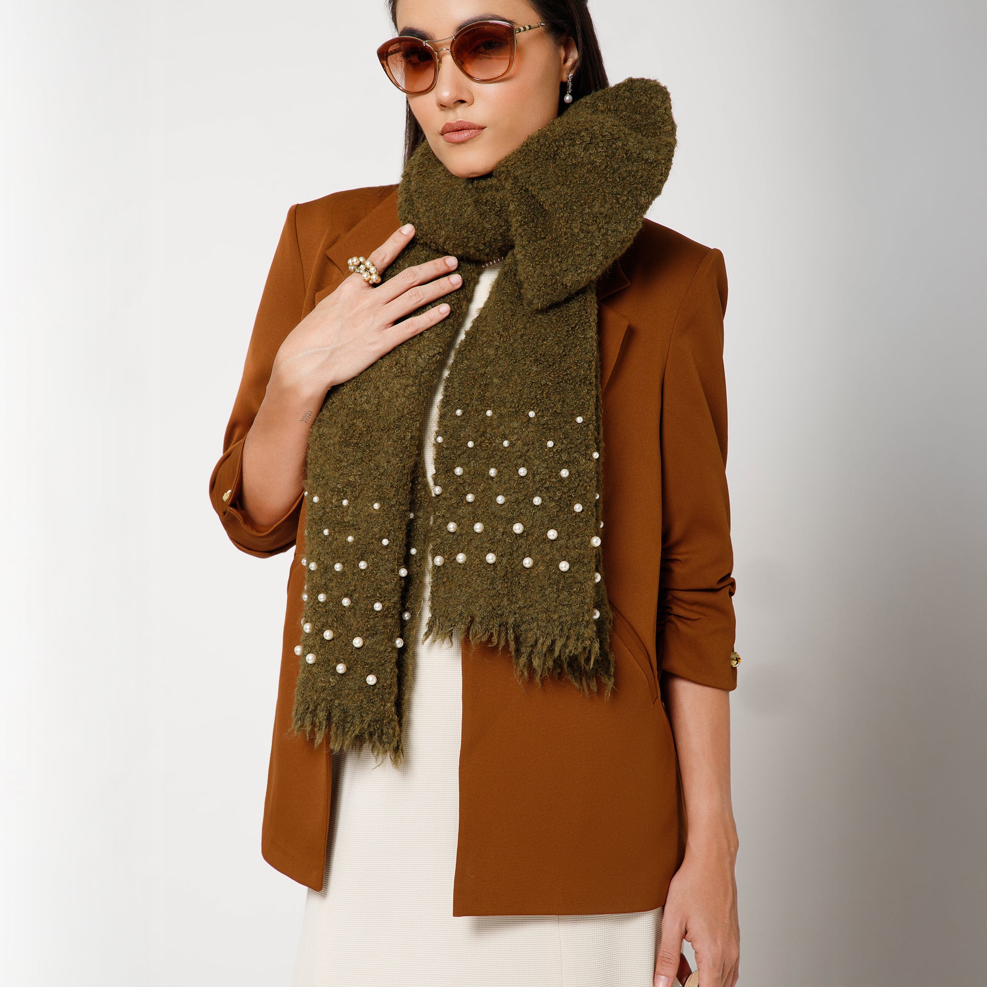 ผ้าซารีป่านสีเบจพร้อมไข่มุก