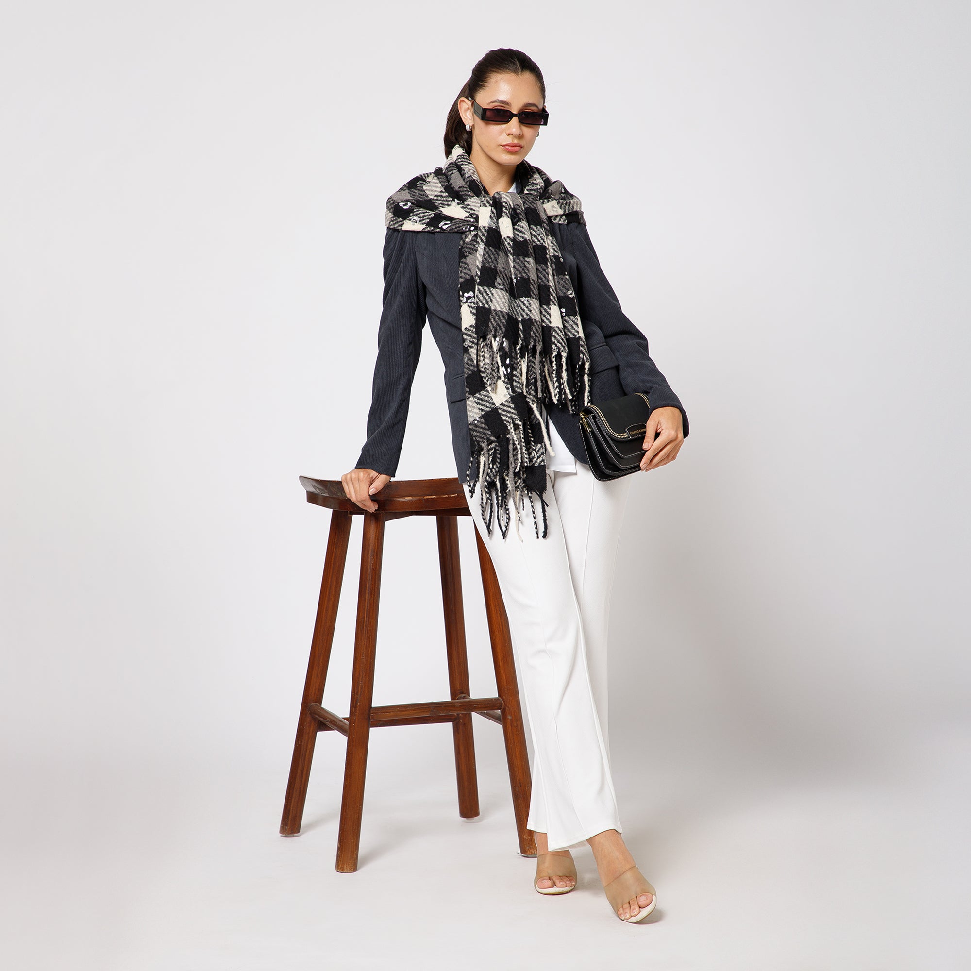 ผ้าซารีป่านสีเบจพร้อมไข่มุก