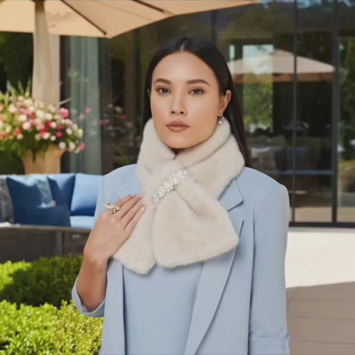Off-White Collar Scarf With Pearl