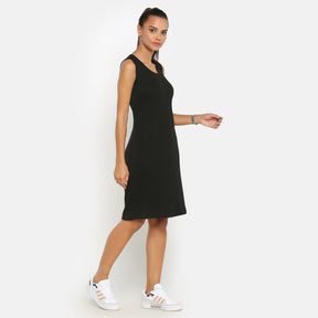 Without sleeves black ribbed fitted dress